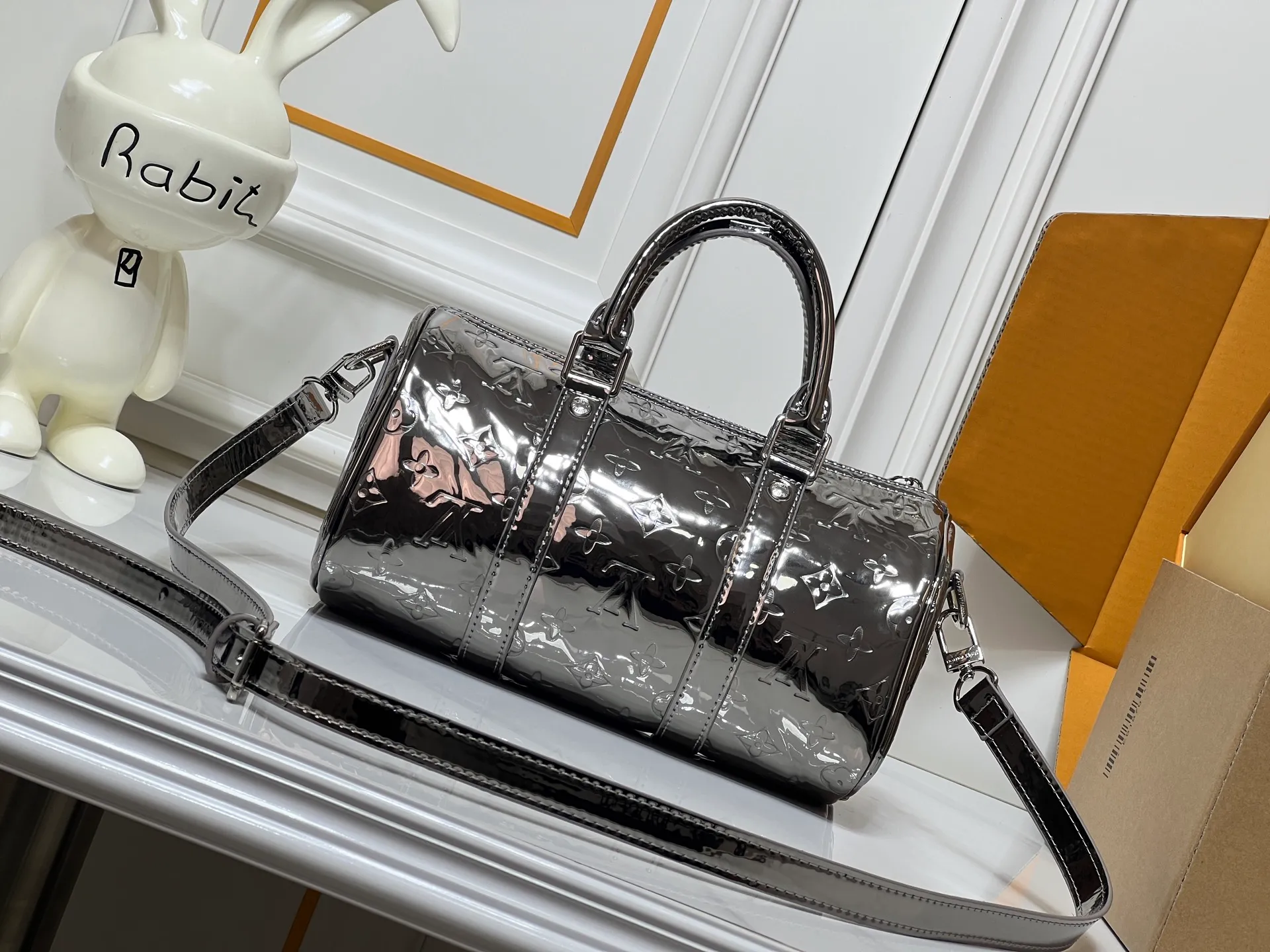 Batch 260💰Upgraded original M26903 M46271 M26818 M26930 M27161 This Keepall 25 handbag is made of Monogram Eclipse Reverse canvas, showing an elegant reinterpretation of Louis Vuitton's classic pattern. Reinforced straps and leather name tags are signature elements of the Keepall collection, while a zipper closure keeps personal items safe and secure. 25.0 x 15.0 x 11.0 cm (length x height x width)