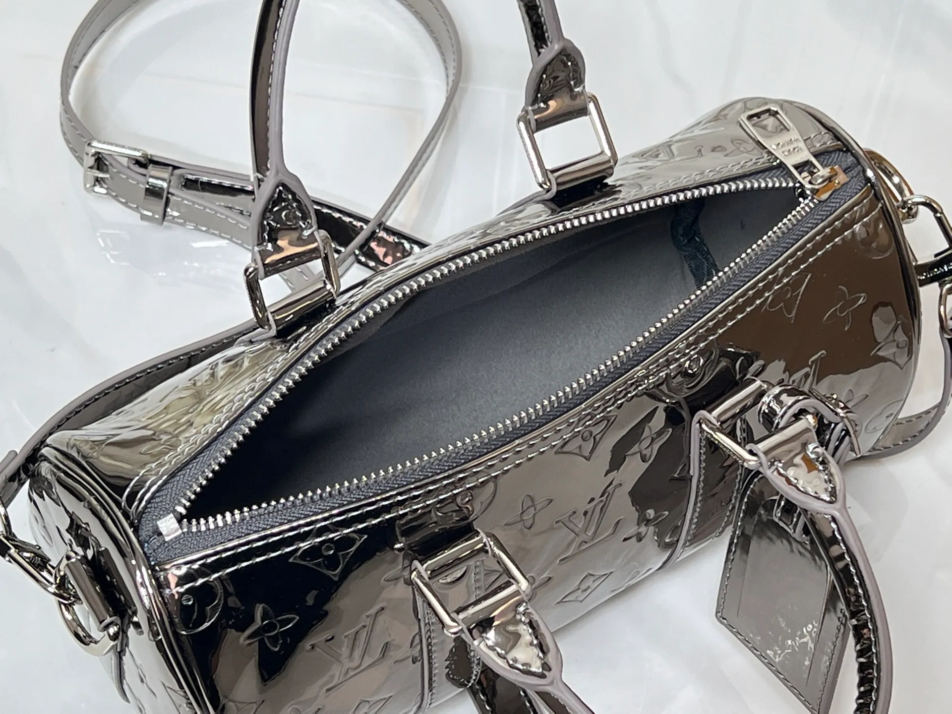 Batch 260💰Upgraded original M26903 M46271 M26818 M26930 M27161 This Keepall 25 handbag is made of Monogram Eclipse Reverse canvas, showing an elegant reinterpretation of Louis Vuitton's classic pattern. Reinforced straps and leather name tags are signature elements of the Keepall collection, while a zipper closure keeps personal items safe and secure. 25.0 x 15.0 x 11.0 cm (length x height x width)