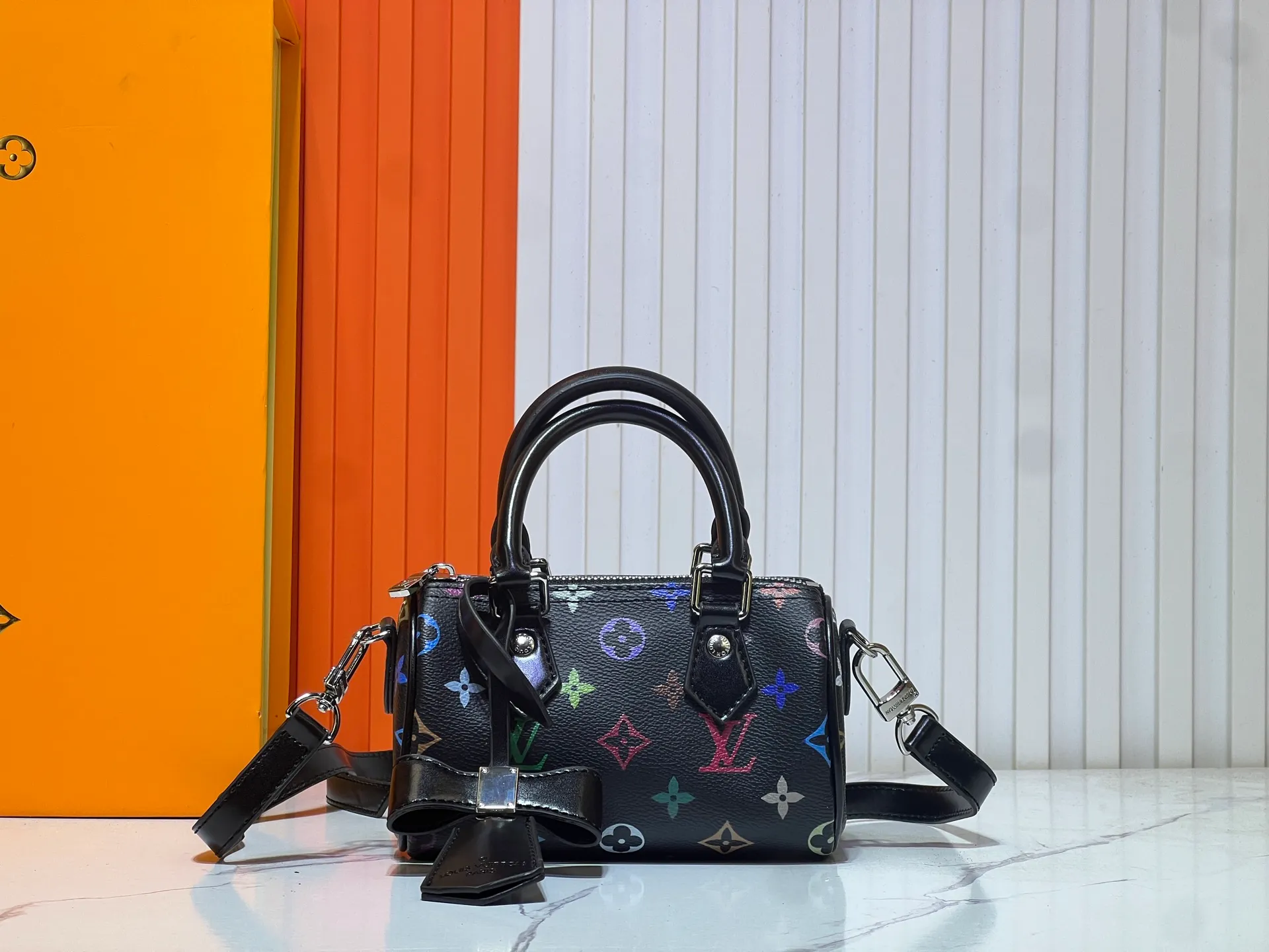 Batch 200💰Upgraded original M13391 M13406 M81085 lv Murakami Takashi co-branded NANOSPEEDY black and white handbags. This Nano Speedy handbag combines Monogram canvas and cow leather trim printing, with 33 colorful colors to interpret the white tricolor and black tricolor. The twelve pieces are popular around the world and are loved by celebrities and celebrities. Dimensions: 16x10x7.5cm