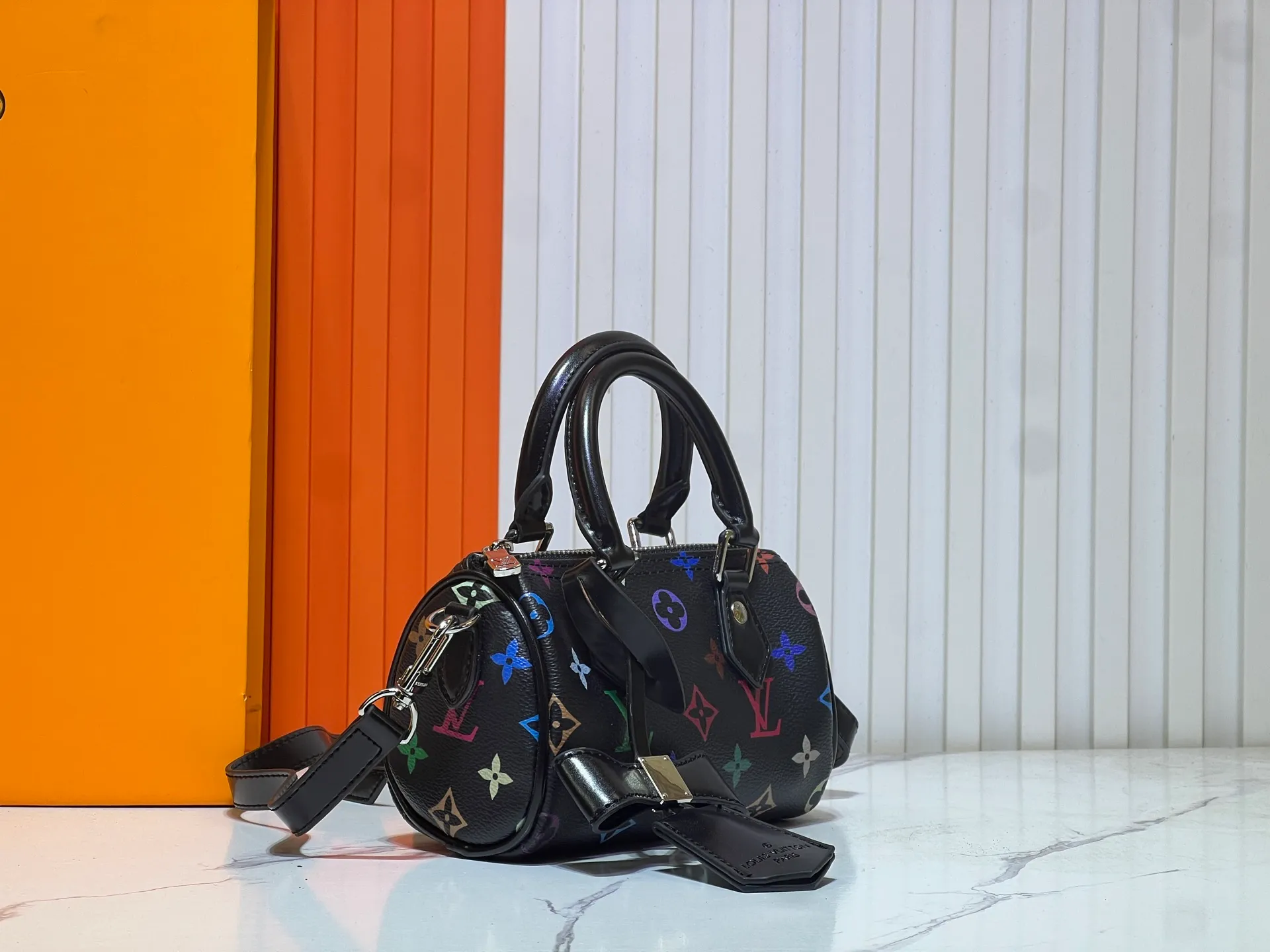 Batch 200💰Upgraded original M13391 M13406 M81085 lv Murakami Takashi co-branded NANOSPEEDY black and white handbags. This Nano Speedy handbag combines Monogram canvas and cow leather trim printing, with 33 colorful colors to interpret the white tricolor and black tricolor. The twelve pieces are popular around the world and are loved by celebrities and celebrities. Dimensions: 16x10x7.5cm