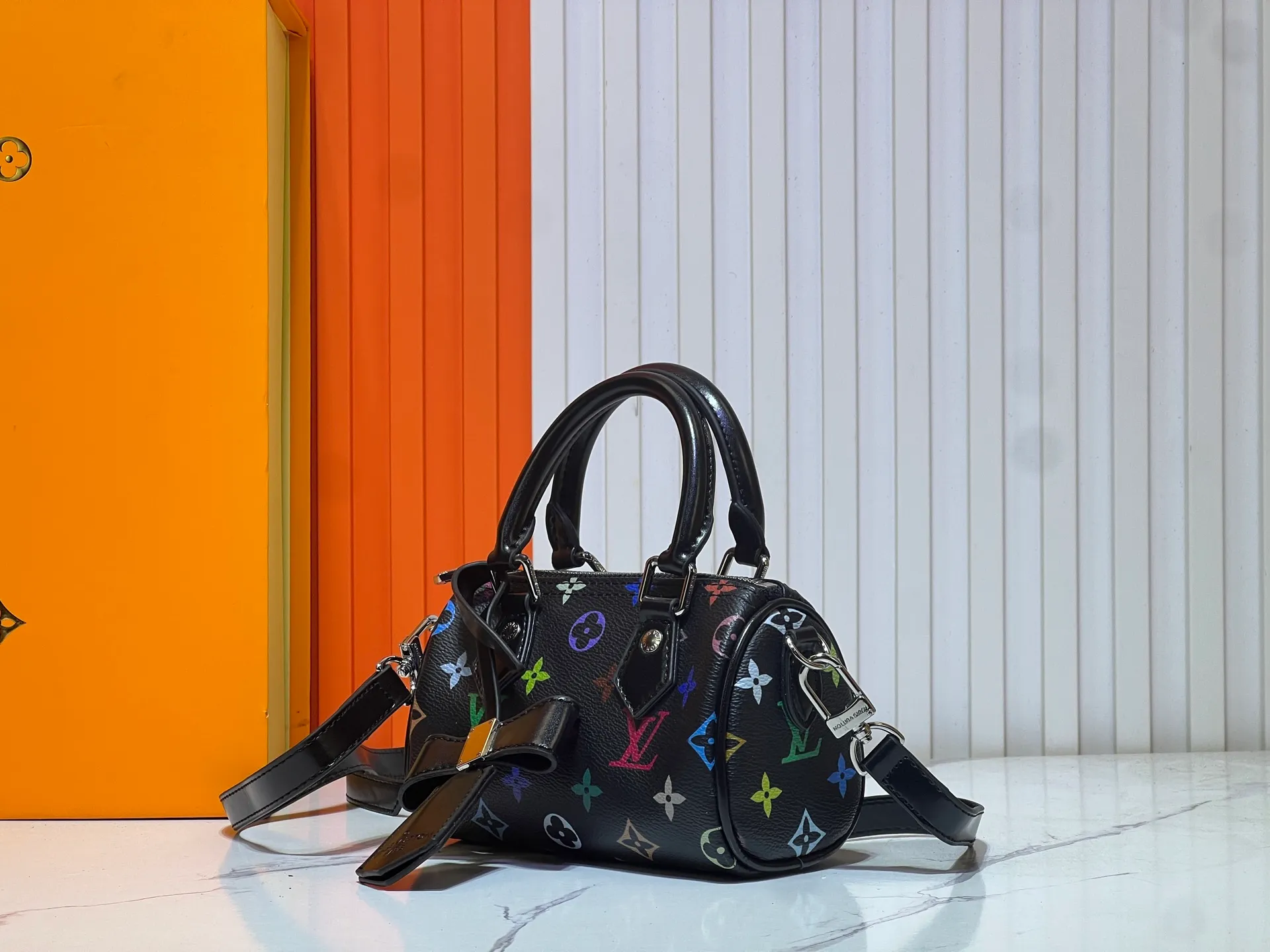 Batch 200💰Upgraded original M13391 M13406 M81085 lv Murakami Takashi co-branded NANOSPEEDY black and white handbags. This Nano Speedy handbag combines Monogram canvas and cow leather trim printing, with 33 colorful colors to interpret the white tricolor and black tricolor. The twelve pieces are popular around the world and are loved by celebrities and celebrities. Dimensions: 16x10x7.5cm