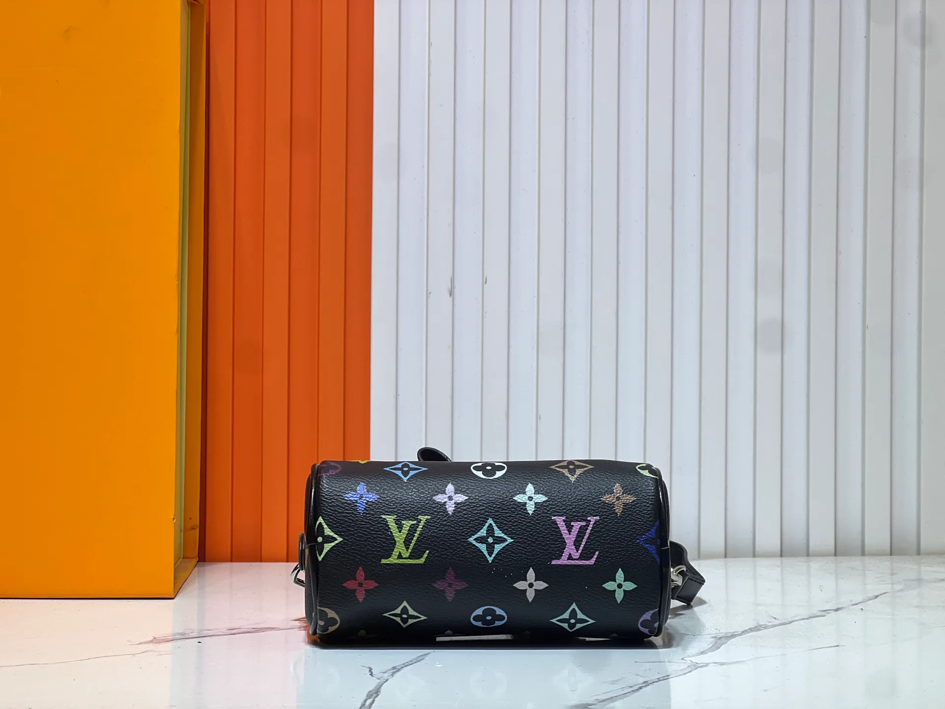 Batch 200💰Upgraded original M13391 M13406 M81085 lv Murakami Takashi co-branded NANOSPEEDY black and white handbags. This Nano Speedy handbag combines Monogram canvas and cow leather trim printing, with 33 colorful colors to interpret the white tricolor and black tricolor. The twelve pieces are popular around the world and are loved by celebrities and celebrities. Dimensions: 16x10x7.5cm