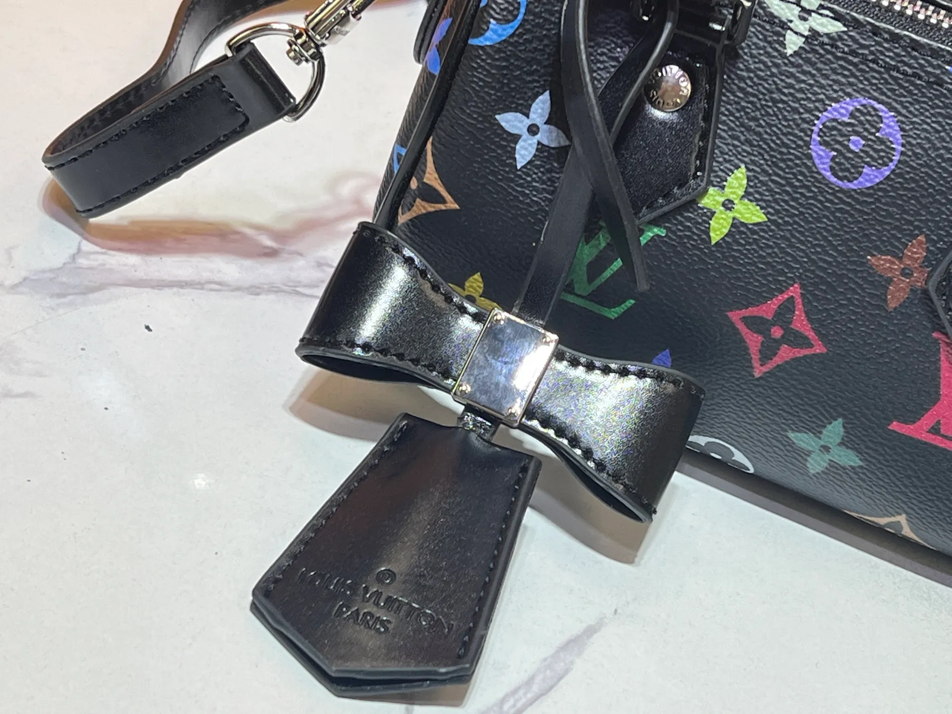 Batch 200💰Upgraded original M13391 M13406 M81085 lv Murakami Takashi co-branded NANOSPEEDY black and white handbags. This Nano Speedy handbag combines Monogram canvas and cow leather trim printing, with 33 colorful colors to interpret the white tricolor and black tricolor. The twelve pieces are popular around the world and are loved by celebrities and celebrities. Dimensions: 16x10x7.5cm