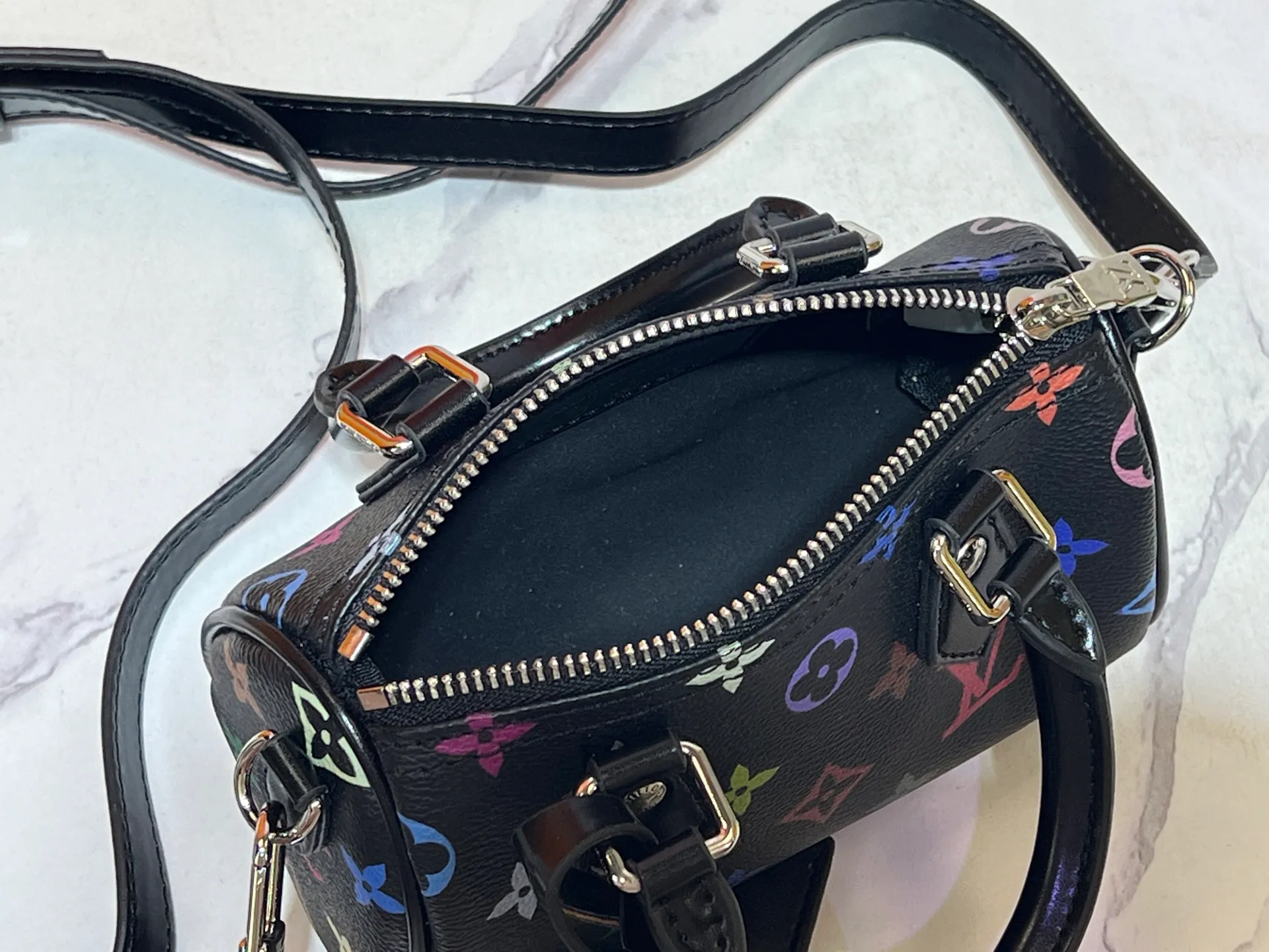 Batch 200💰Upgraded original M13391 M13406 M81085 lv Murakami Takashi co-branded NANOSPEEDY black and white handbags. This Nano Speedy handbag combines Monogram canvas and cow leather trim printing, with 33 colorful colors to interpret the white tricolor and black tricolor. The twelve pieces are popular around the world and are loved by celebrities and celebrities. Dimensions: 16x10x7.5cm