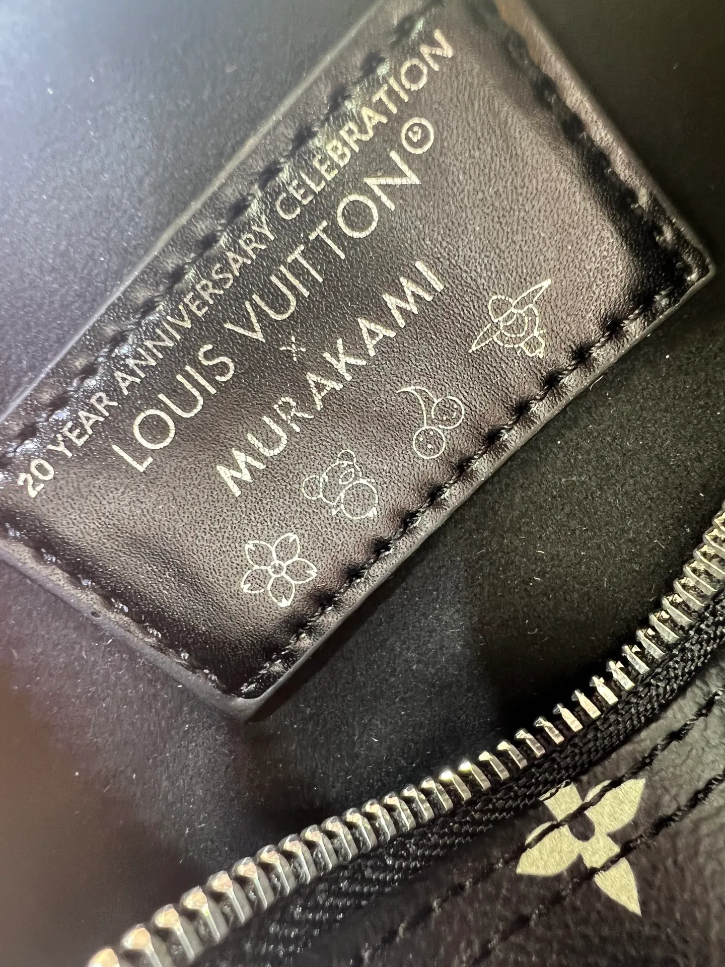 Batch 200💰Upgraded original M13391 M13406 M81085 lv Murakami Takashi co-branded NANOSPEEDY black and white handbags. This Nano Speedy handbag combines Monogram canvas and cow leather trim printing, with 33 colorful colors to interpret the white tricolor and black tricolor. The twelve pieces are popular around the world and are loved by celebrities and celebrities. Dimensions: 16x10x7.5cm