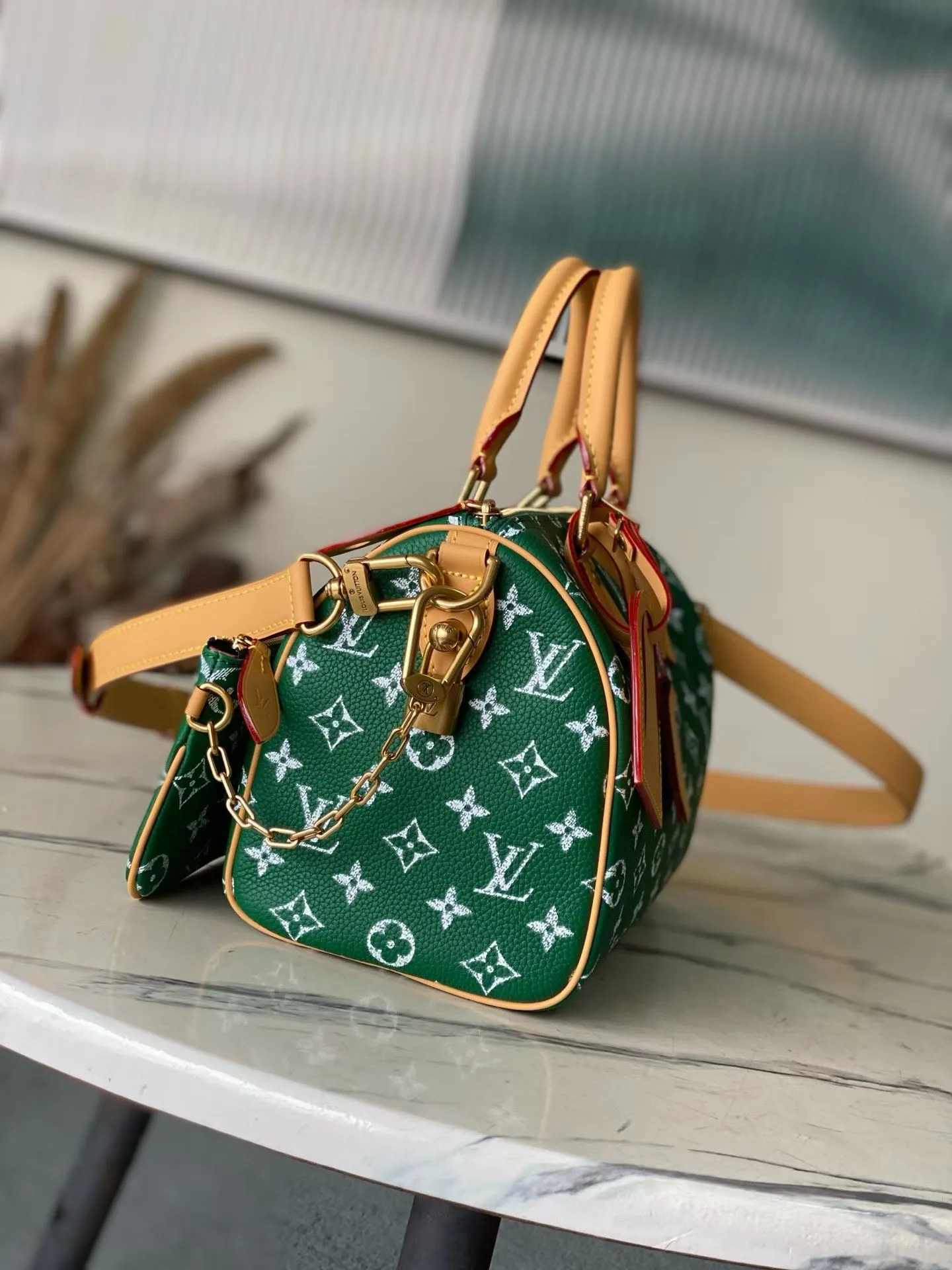 💰1540 Top Original Order M24423 Green Small This Speedy P18 Bandouliere 25 handbag is made of soft cow leather with deep cow leather trim and a detachable and adjustable shoulder strap. Exquisite stitching, dyed edges and the iconic P18 nameplate create ingenious details. Dimensions: 25 × 19 × 15 cm