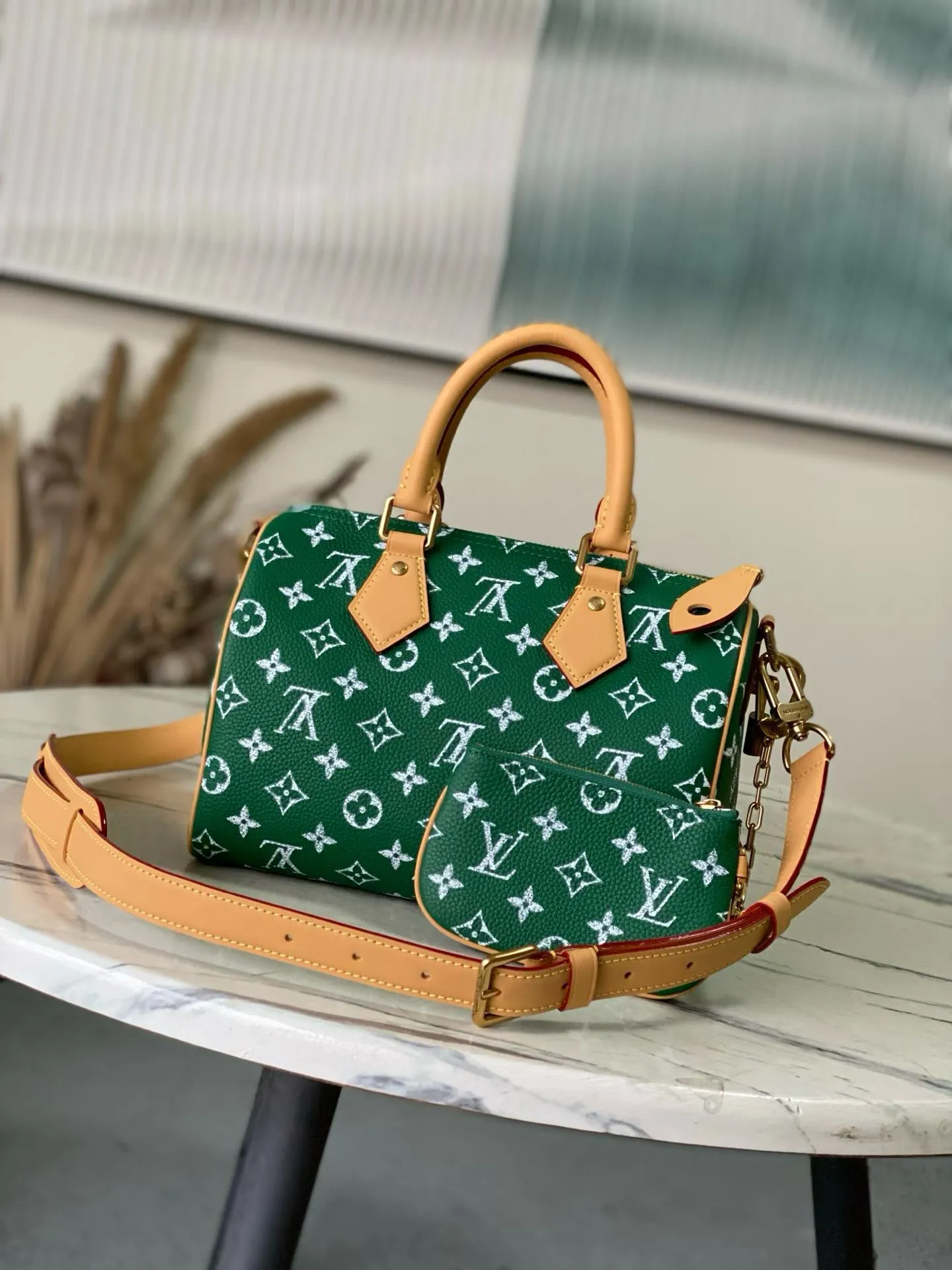 💰1540 Top Original Order M24423 Green Small This Speedy P18 Bandouliere 25 handbag is made of soft cow leather with deep cow leather trim and a detachable and adjustable shoulder strap. Exquisite stitching, dyed edges and the iconic P18 nameplate create ingenious details. Dimensions: 25 × 19 × 15 cm