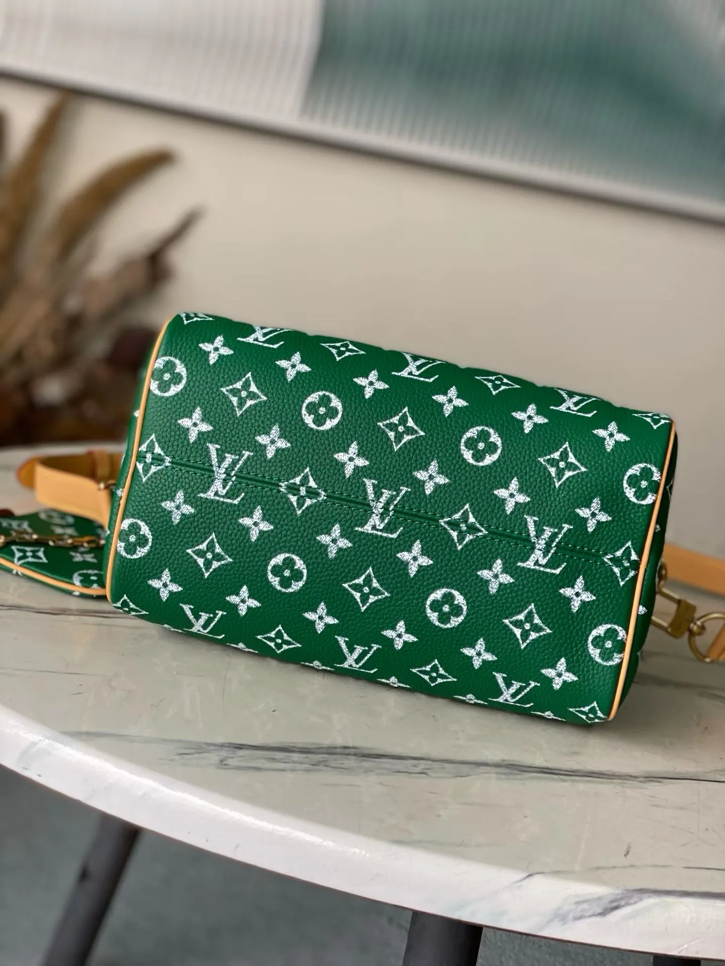 💰1540 Top Original Order M24423 Green Small This Speedy P18 Bandouliere 25 handbag is made of soft cow leather with deep cow leather trim and a detachable and adjustable shoulder strap. Exquisite stitching, dyed edges and the iconic P18 nameplate create ingenious details. Dimensions: 25 × 19 × 15 cm