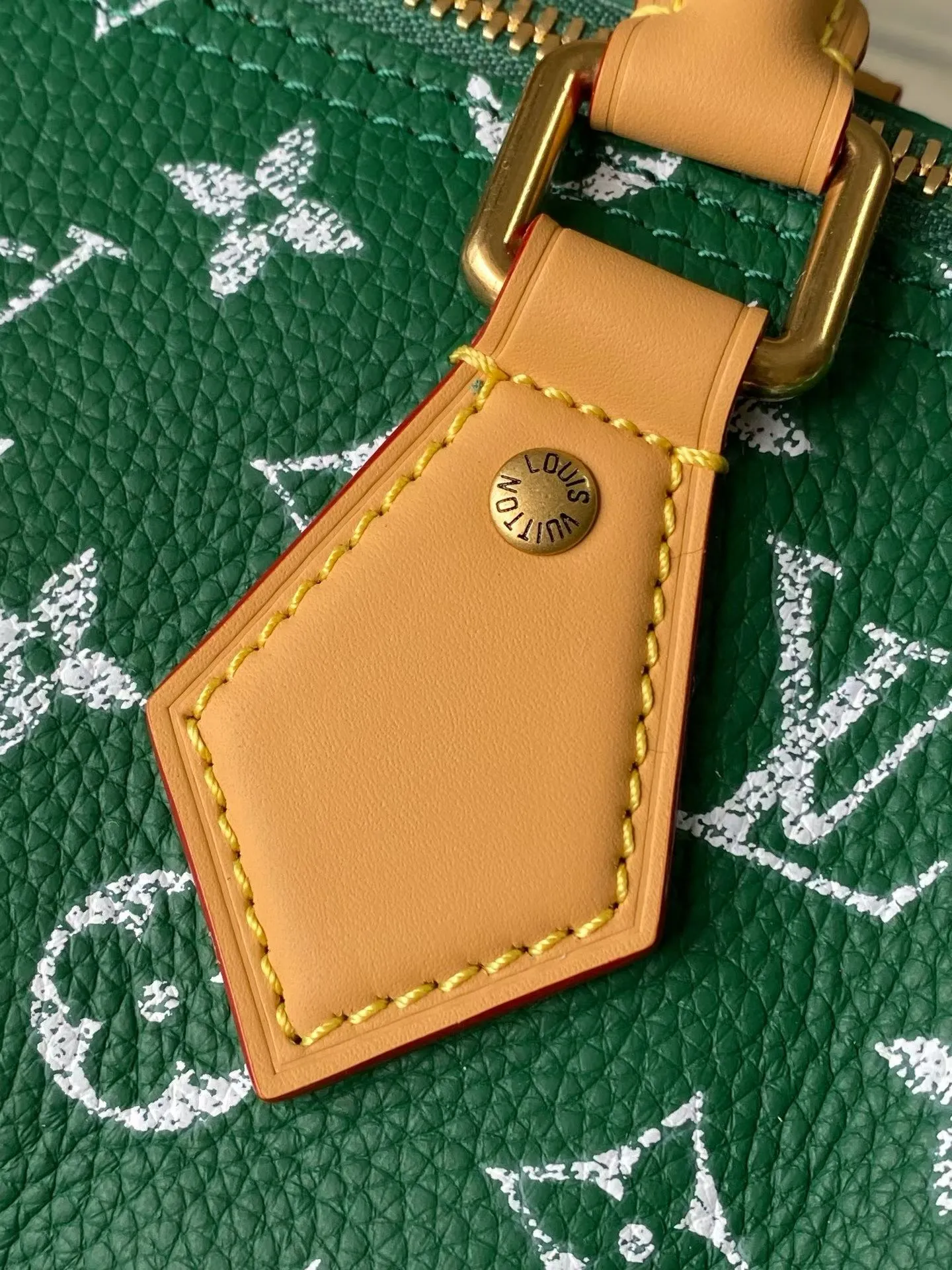 💰1540 Top Original Order M24423 Green Small This Speedy P18 Bandouliere 25 handbag is made of soft cow leather with deep cow leather trim and a detachable and adjustable shoulder strap. Exquisite stitching, dyed edges and the iconic P18 nameplate create ingenious details. Dimensions: 25 × 19 × 15 cm