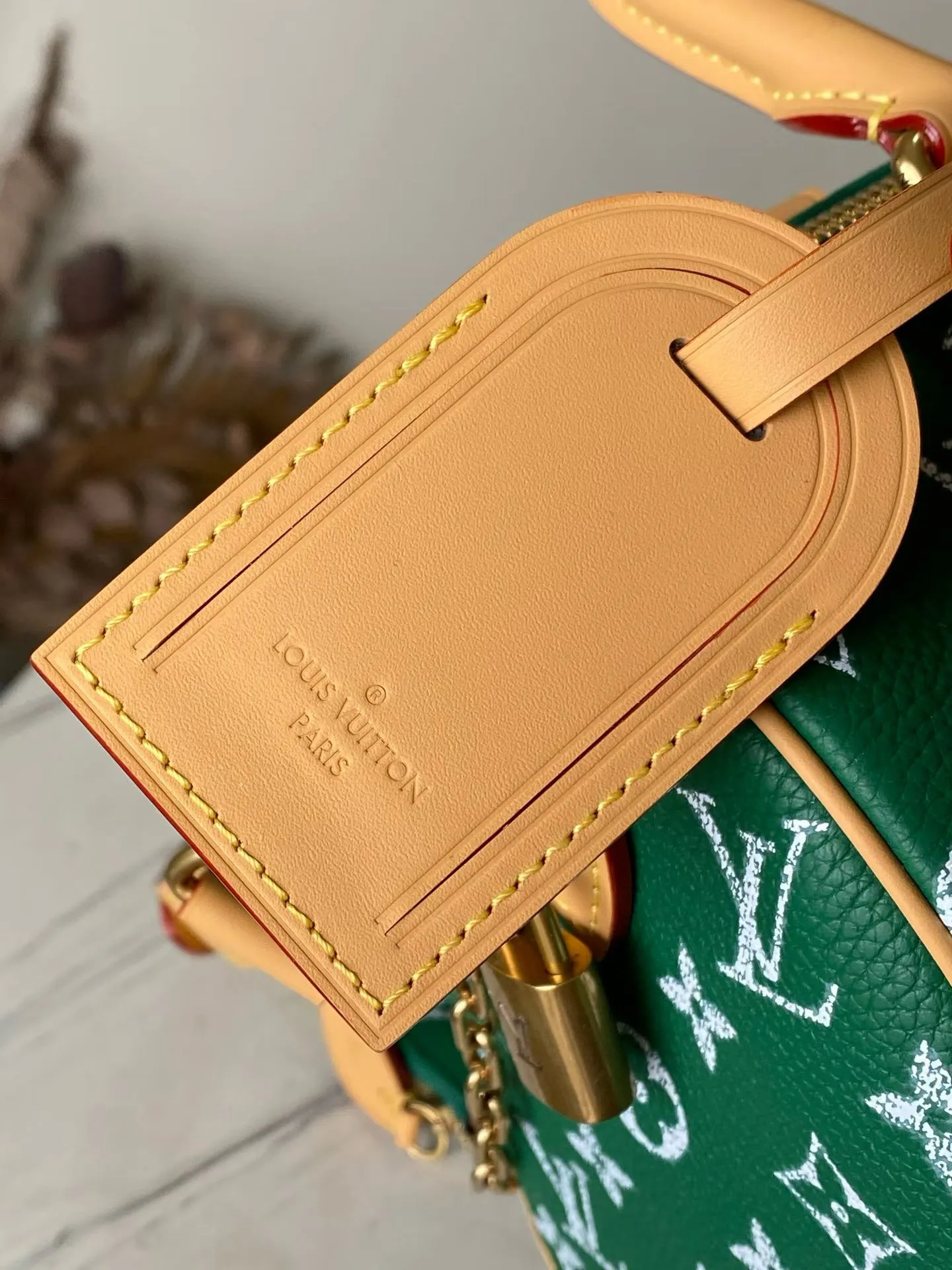 💰1540 Top Original Order M24423 Green Small This Speedy P18 Bandouliere 25 handbag is made of soft cow leather with deep cow leather trim and a detachable and adjustable shoulder strap. Exquisite stitching, dyed edges and the iconic P18 nameplate create ingenious details. Dimensions: 25 × 19 × 15 cm