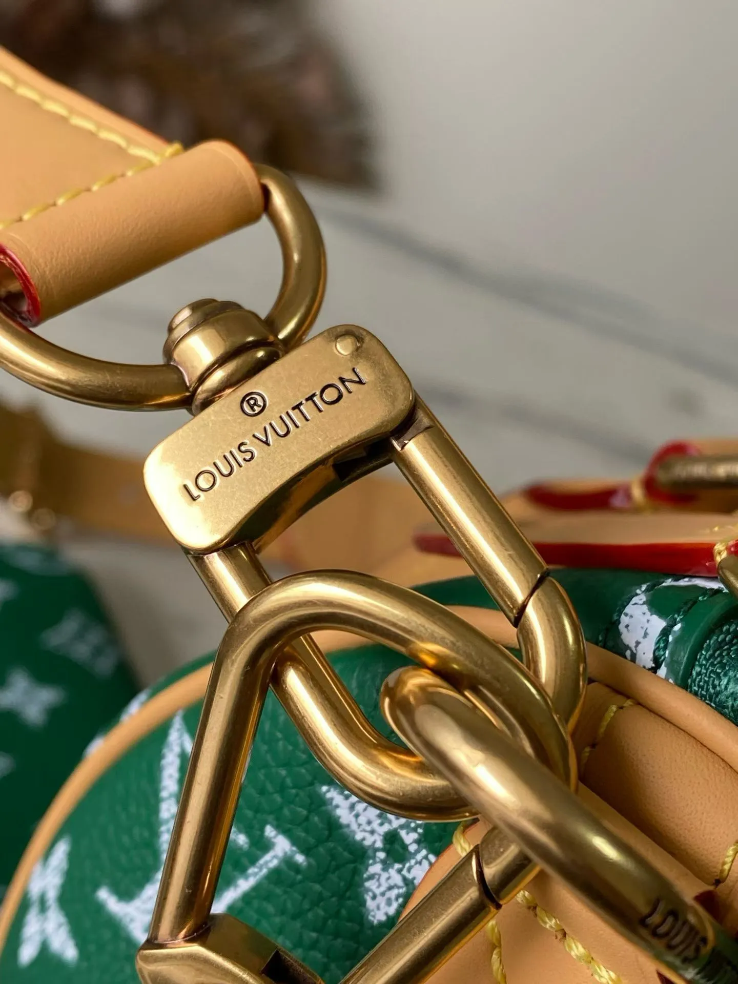 💰1540 Top Original Order M24423 Green Small This Speedy P18 Bandouliere 25 handbag is made of soft cow leather with deep cow leather trim and a detachable and adjustable shoulder strap. Exquisite stitching, dyed edges and the iconic P18 nameplate create ingenious details. Dimensions: 25 × 19 × 15 cm