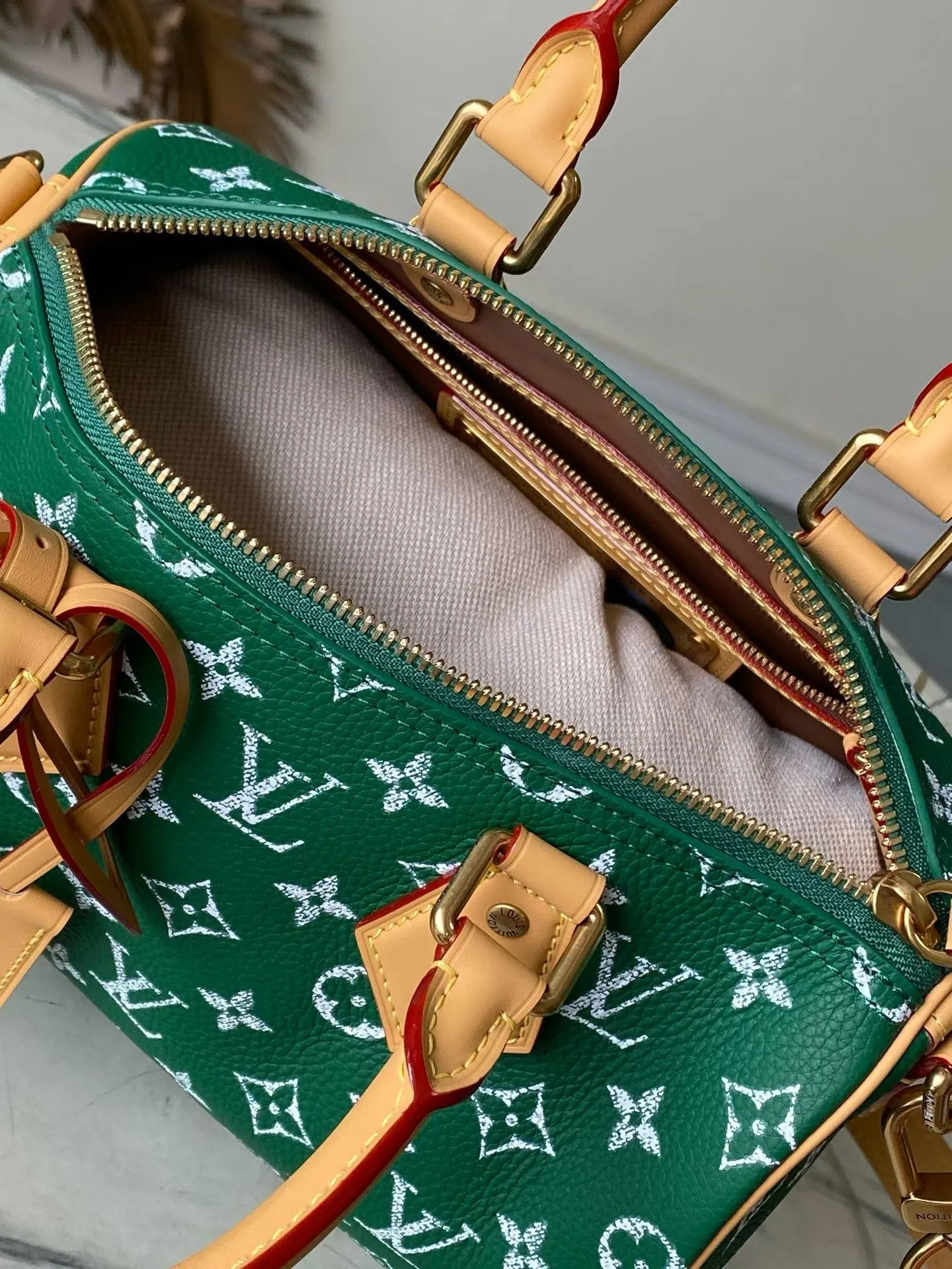 💰1540 Top Original Order M24423 Green Small This Speedy P18 Bandouliere 25 handbag is made of soft cow leather with deep cow leather trim and a detachable and adjustable shoulder strap. Exquisite stitching, dyed edges and the iconic P18 nameplate create ingenious details. Dimensions: 25 × 19 × 15 cm