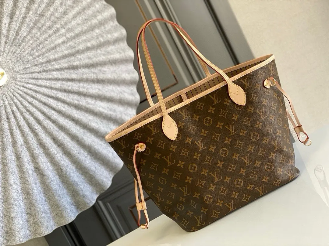 💰760 (medium steel nails) top original order M40995 NEVERFULL medium handbag Neverfull classic handbag, explore the exquisite details inside the bag. The redesigned interior pockets feature a fresh fabric lining, especially the detachable zippered clutch, which can be used alone as a sophisticated clutch or as an additional pocket. Bright lining tones add a more lively feel to Monogram's classic canvas. Detailed features 31 x 28 x 14 cm (Length x Height x Width) Redesigned interior pocket with details inspired by the Louis Vuitton archives Pocket lined with linen fabric Removable zipped clutch with tonal interior pocket Natural cowhide leather trim Shiny gold-tone hardware Handles: Double handle