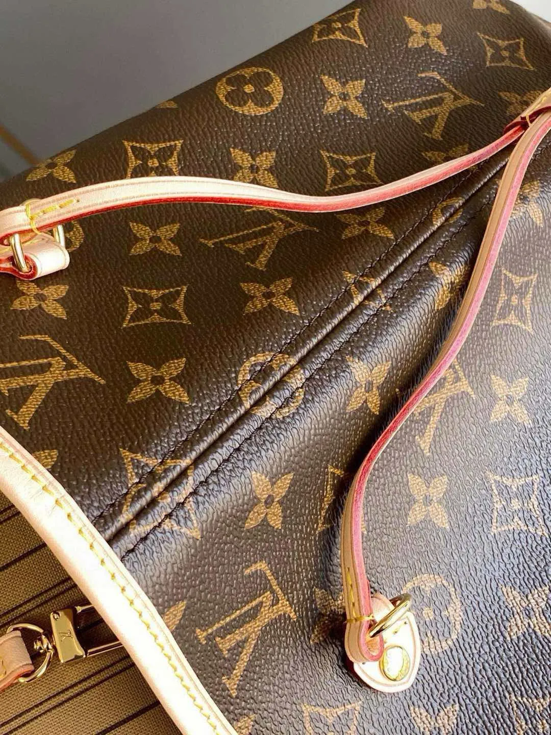 💰760 (medium steel nails) top original order M40995 NEVERFULL medium handbag Neverfull classic handbag, explore the exquisite details inside the bag. The redesigned interior pockets feature a fresh fabric lining, especially the detachable zippered clutch, which can be used alone as a sophisticated clutch or as an additional pocket. Bright lining tones add a more lively feel to Monogram's classic canvas. Detailed features 31 x 28 x 14 cm (Length x Height x Width) Redesigned interior pocket with details inspired by the Louis Vuitton archives Pocket lined with linen fabric Removable zipped clutch with tonal interior pocket Natural cowhide leather trim Shiny gold-tone hardware Handles: Double handle