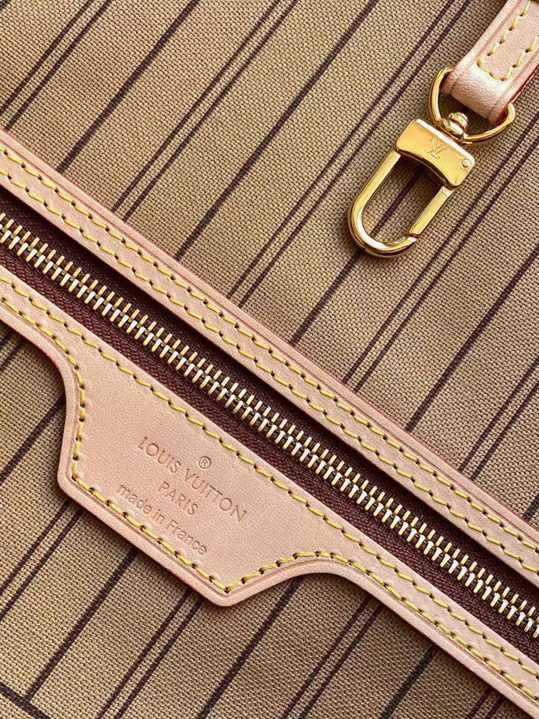 💰760 (medium steel nails) top original order M40995 NEVERFULL medium handbag Neverfull classic handbag, explore the exquisite details inside the bag. The redesigned interior pockets feature a fresh fabric lining, especially the detachable zippered clutch, which can be used alone as a sophisticated clutch or as an additional pocket. Bright lining tones add a more lively feel to Monogram's classic canvas. Detailed features 31 x 28 x 14 cm (Length x Height x Width) Redesigned interior pocket with details inspired by the Louis Vuitton archives Pocket lined with linen fabric Removable zipped clutch with tonal interior pocket Natural cowhide leather trim Shiny gold-tone hardware Handles: Double handle