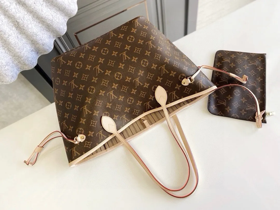 💰760 (medium steel nails) top original order M40995 NEVERFULL medium handbag Neverfull classic handbag, explore the exquisite details inside the bag. The redesigned interior pockets feature a fresh fabric lining, especially the detachable zippered clutch, which can be used alone as a sophisticated clutch or as an additional pocket. Bright lining tones add a more lively feel to Monogram's classic canvas. Detailed features 31 x 28 x 14 cm (Length x Height x Width) Redesigned interior pocket with details inspired by the Louis Vuitton archives Pocket lined with linen fabric Removable zipped clutch with tonal interior pocket Natural cowhide leather trim Shiny gold-tone hardware Handles: Double handle