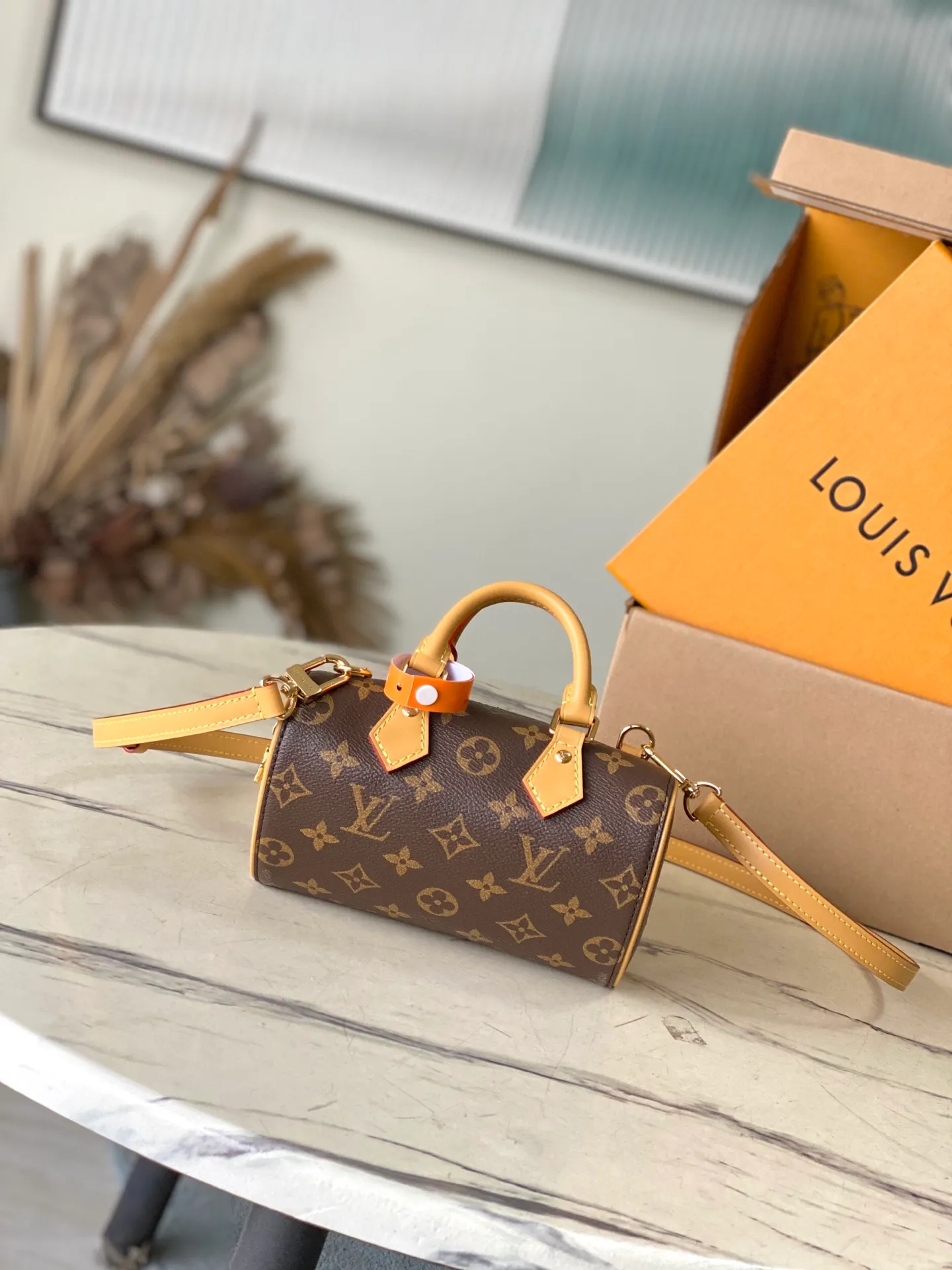 💰800 Top Original Order M13226 This Nano Speedy handbag is made of the brand's classic Monogram Empreinte leather to cut a modern and compact structure, and uses soft tones to highlight the dazzling metal parts. Detachable shoulder strap provides various carrying options. It can store daily necessities in an orderly manner at night. Dimensions: 18 × 10.5 × 11.5 cm