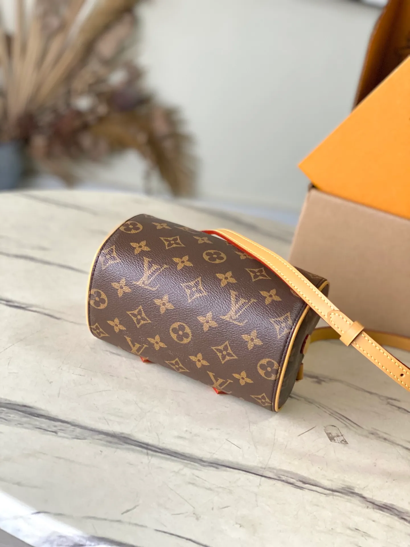 💰800 Top Original Order M13226 This Nano Speedy handbag is made of the brand's classic Monogram Empreinte leather to cut a modern and compact structure, and uses soft tones to highlight the dazzling metal parts. Detachable shoulder strap provides various carrying options. It can store daily necessities in an orderly manner at night. Dimensions: 18 × 10.5 × 11.5 cm