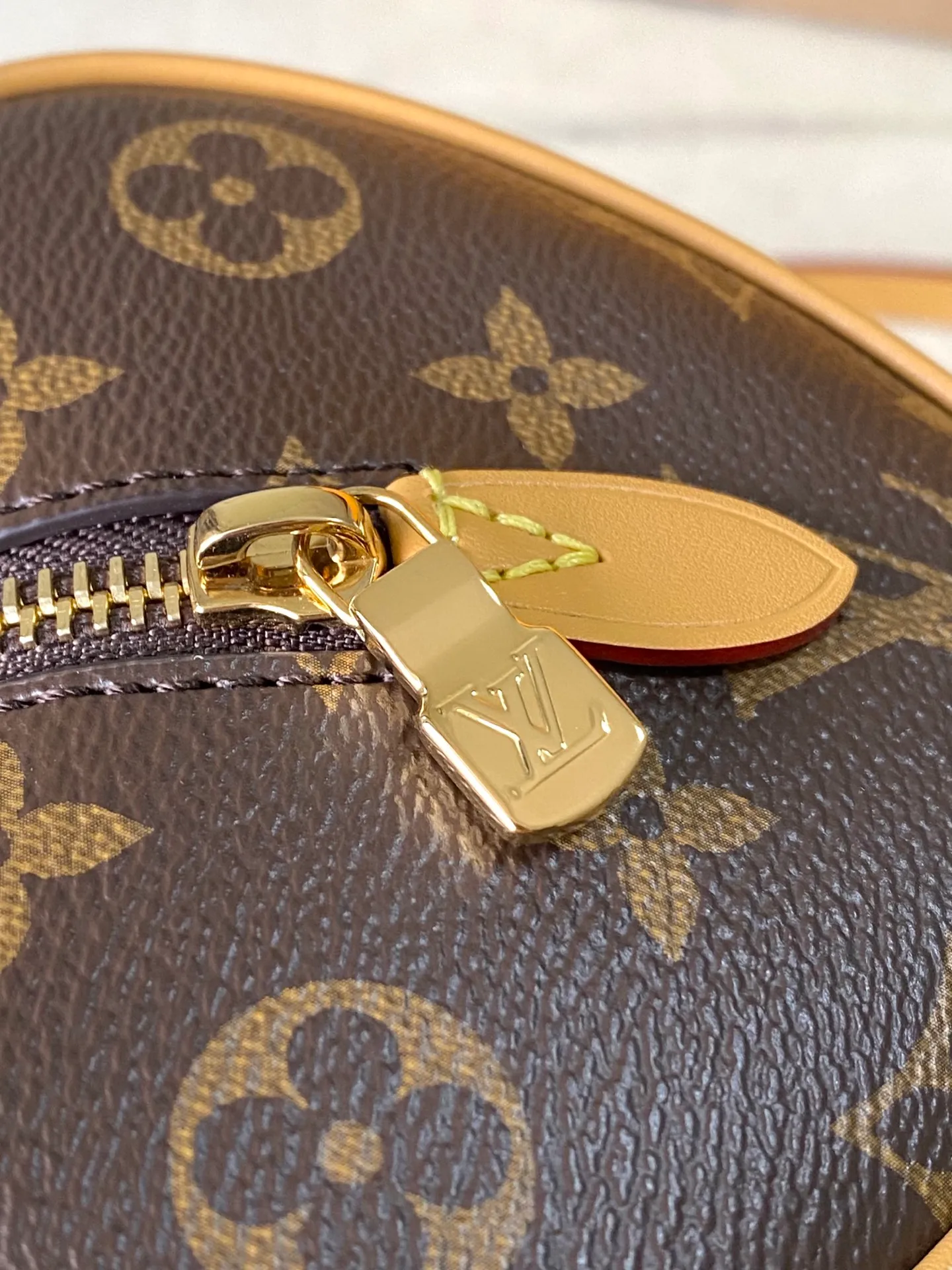 💰800 Top Original Order M13226 This Nano Speedy handbag is made of the brand's classic Monogram Empreinte leather to cut a modern and compact structure, and uses soft tones to highlight the dazzling metal parts. Detachable shoulder strap provides various carrying options. It can store daily necessities in an orderly manner at night. Dimensions: 18 × 10.5 × 11.5 cm