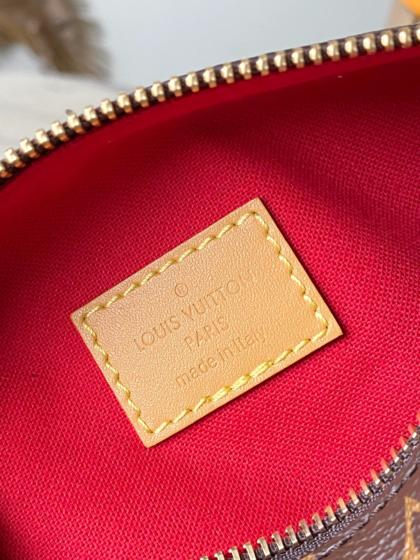 💰800 Top Original Order M13226 This Nano Speedy handbag is made of the brand's classic Monogram Empreinte leather to cut a modern and compact structure, and uses soft tones to highlight the dazzling metal parts. Detachable shoulder strap provides various carrying options. It can store daily necessities in an orderly manner at night. Dimensions: 18 × 10.5 × 11.5 cm