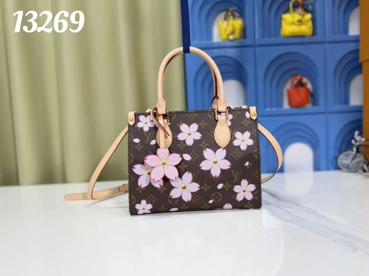 P240 M45659 M13668!🔥Lv&Takashi Murakami🐼Sakura🌸OnTheGo Small new version The legendary ONTHEGO handbag: always able to meet your various needs for handbags. It has a large capacity but is not bulky. It is stiff and soft to the touch, making it suitable for home and travel. Tighten the side ties and it instantly transforms into a stylish urban handbag. Loosen the straps and it transforms into a chic and practical handbag. The slender leather handle can be carried over the shoulder or between the arms. The model shown here is made of Damier Azur canvas. Size: 25x11x19cm