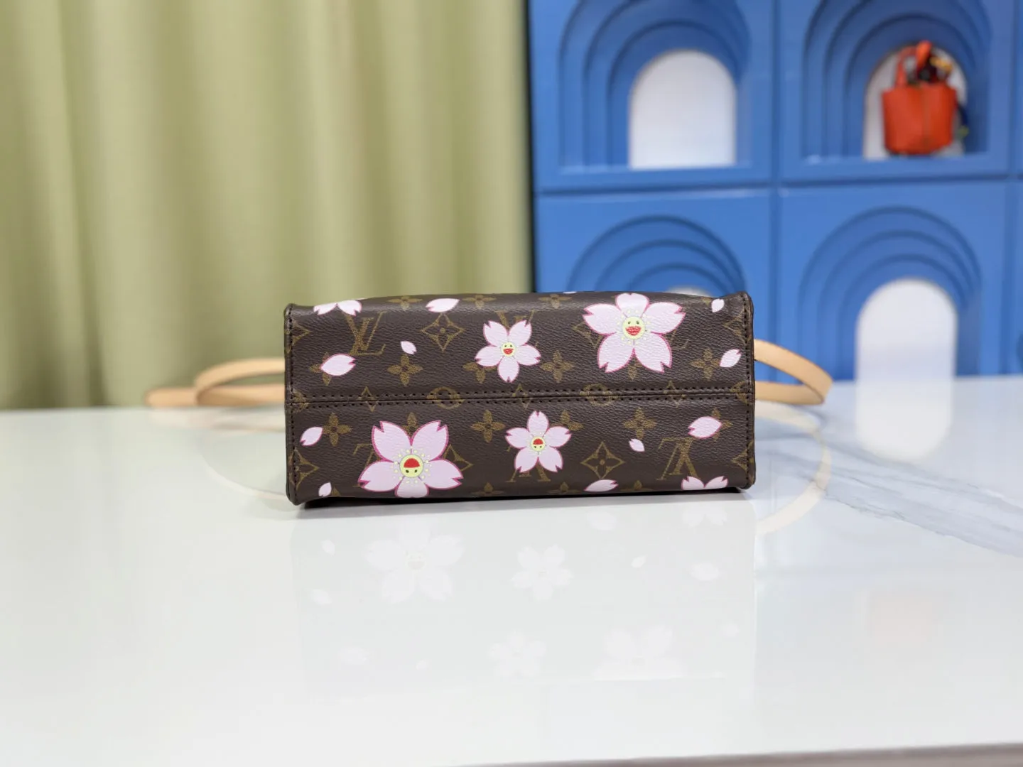 P240 M45659 M13668!🔥Lv&Takashi Murakami🐼Sakura🌸OnTheGo Small new version The legendary ONTHEGO handbag: always able to meet your various needs for handbags. It has a large capacity but is not bulky. It is stiff and soft to the touch, making it suitable for home and travel. Tighten the side ties and it instantly transforms into a stylish urban handbag. Loosen the straps and it transforms into a chic and practical handbag. The slender leather handle can be carried over the shoulder or between the arms. The model shown here is made of Damier Azur canvas. Size: 25x11x19cm