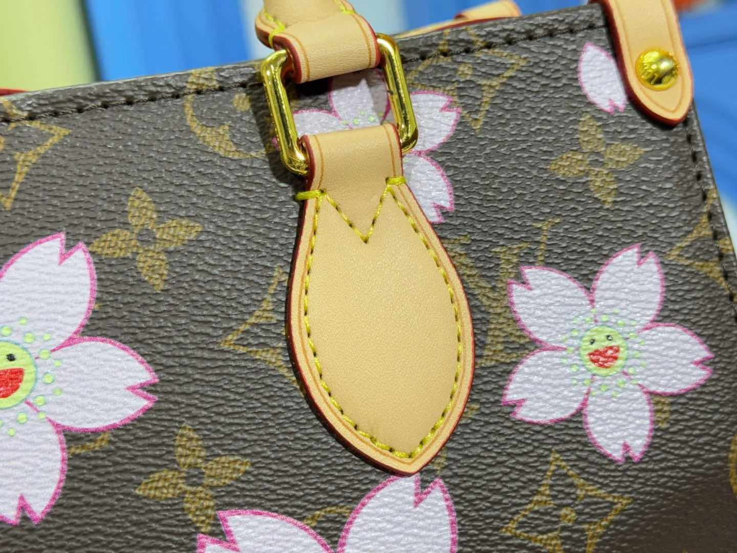P240 M45659 M13668!🔥Lv&Takashi Murakami🐼Sakura🌸OnTheGo Small new version The legendary ONTHEGO handbag: always able to meet your various needs for handbags. It has a large capacity but is not bulky. It is stiff and soft to the touch, making it suitable for home and travel. Tighten the side ties and it instantly transforms into a stylish urban handbag. Loosen the straps and it transforms into a chic and practical handbag. The slender leather handle can be carried over the shoulder or between the arms. The model shown here is made of Damier Azur canvas. Size: 25x11x19cm