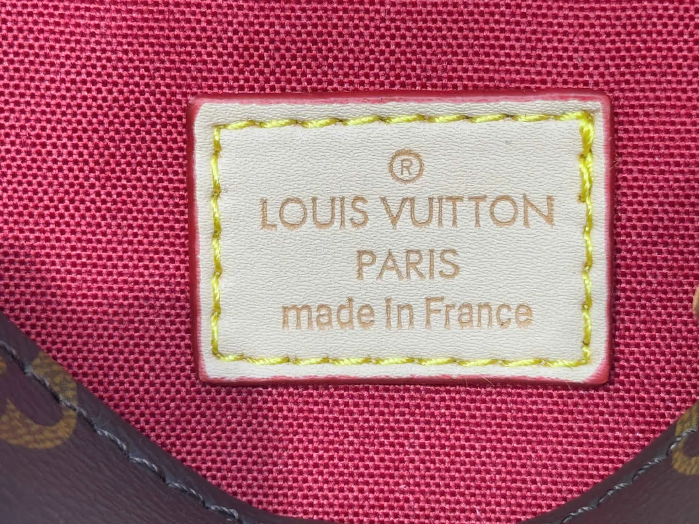 P240 M45659 M13668!🔥Lv&Takashi Murakami🐼Sakura🌸OnTheGo Small new version The legendary ONTHEGO handbag: always able to meet your various needs for handbags. It has a large capacity but is not bulky. It is stiff and soft to the touch, making it suitable for home and travel. Tighten the side ties and it instantly transforms into a stylish urban handbag. Loosen the straps and it transforms into a chic and practical handbag. The slender leather handle can be carried over the shoulder or between the arms. The model shown here is made of Damier Azur canvas. Size: 25x11x19cm