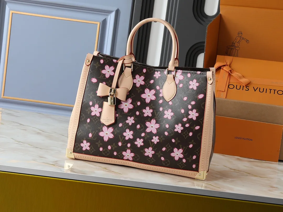 💰320💰Upgraded from the original M13079 M45495 M44571, the Louis Vuitton x Murakami reissue series interprets the OnTheGo medium handbag in a smart way. The colorful Monogram canvas body, cowhide leather trim and LV x TM key bag highlight the sophisticated style. The shiny corners recall the design of traditional Louis Vuitton luggage, and the shoulder strap and top handle allow for multiple carrying methods. Dimensions: 35.0 x 27.0 x 14.0 cm (length x height x width)