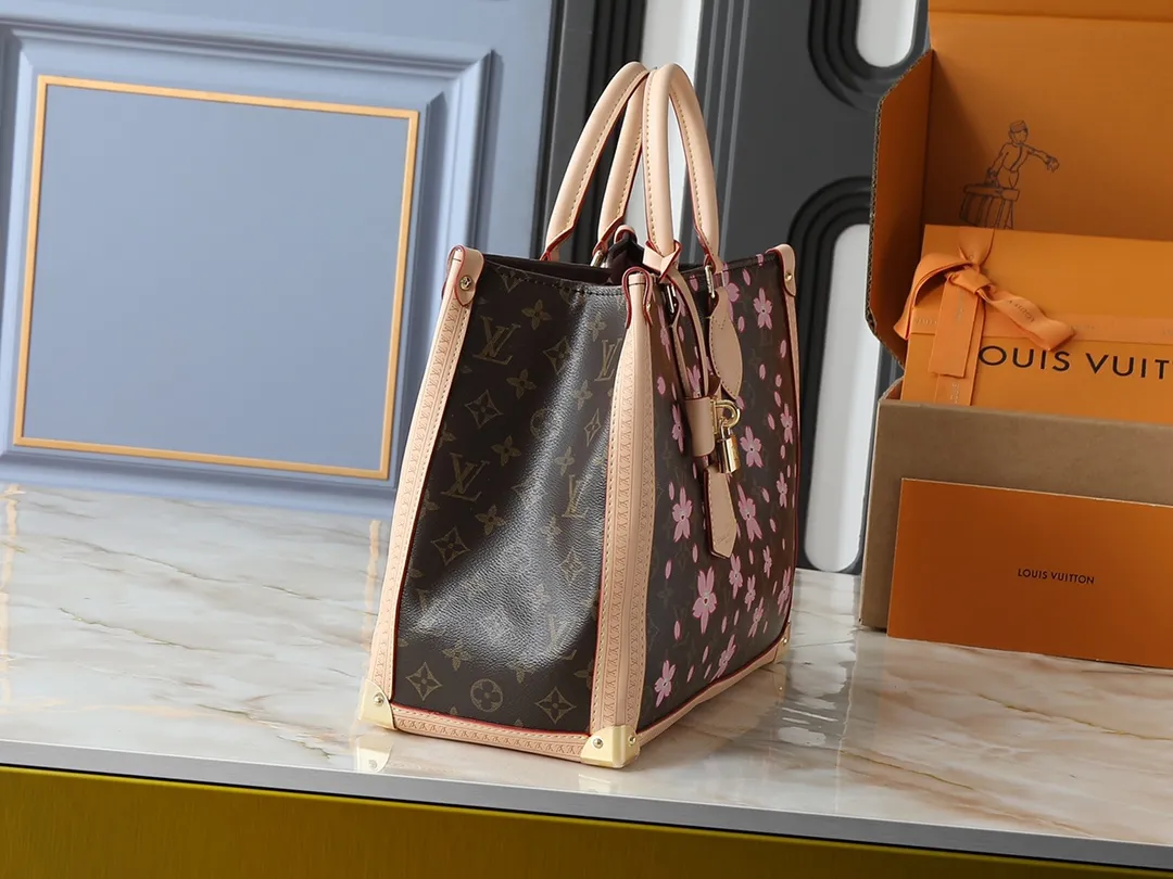 💰320💰Upgraded from the original M13079 M45495 M44571, the Louis Vuitton x Murakami reissue series interprets the OnTheGo medium handbag in a smart way. The colorful Monogram canvas body, cowhide leather trim and LV x TM key bag highlight the sophisticated style. The shiny corners recall the design of traditional Louis Vuitton luggage, and the shoulder strap and top handle allow for multiple carrying methods. Dimensions: 35.0 x 27.0 x 14.0 cm (length x height x width)
