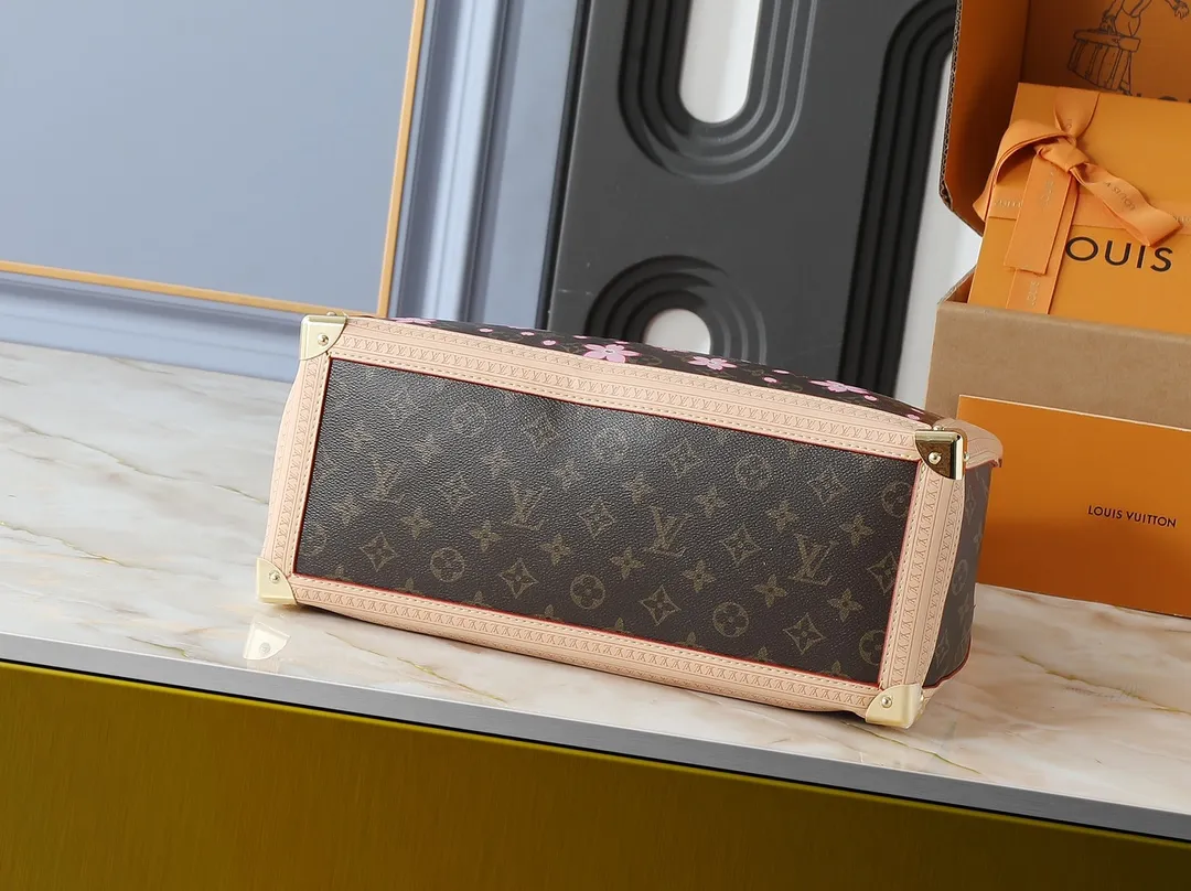💰320💰Upgraded from the original M13079 M45495 M44571, the Louis Vuitton x Murakami reissue series interprets the OnTheGo medium handbag in a smart way. The colorful Monogram canvas body, cowhide leather trim and LV x TM key bag highlight the sophisticated style. The shiny corners recall the design of traditional Louis Vuitton luggage, and the shoulder strap and top handle allow for multiple carrying methods. Dimensions: 35.0 x 27.0 x 14.0 cm (length x height x width)