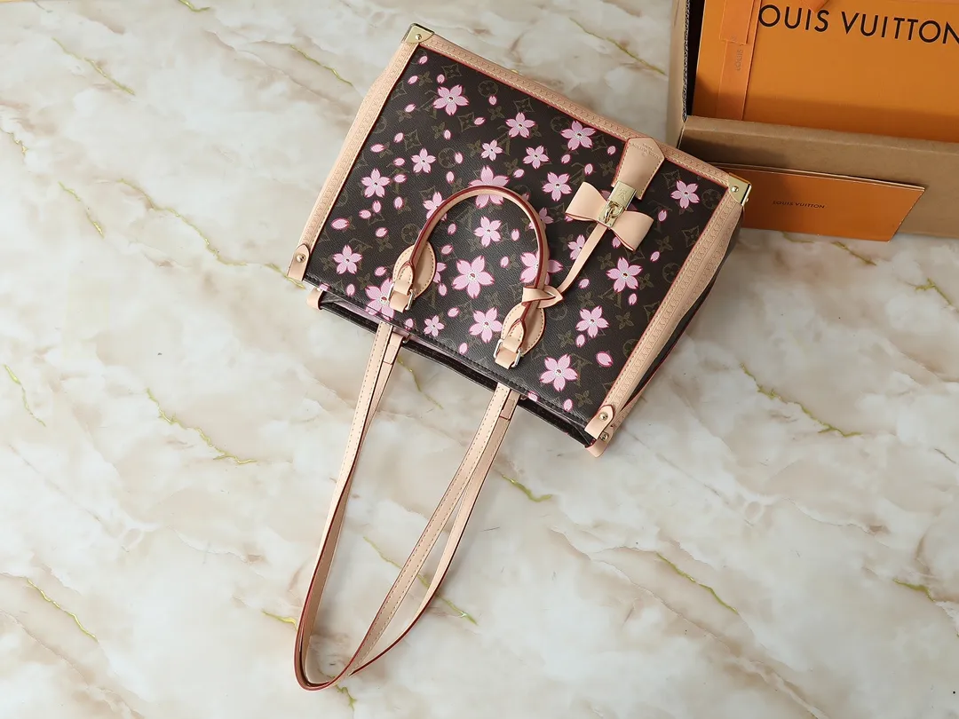 💰320💰Upgraded from the original M13079 M45495 M44571, the Louis Vuitton x Murakami reissue series interprets the OnTheGo medium handbag in a smart way. The colorful Monogram canvas body, cowhide leather trim and LV x TM key bag highlight the sophisticated style. The shiny corners recall the design of traditional Louis Vuitton luggage, and the shoulder strap and top handle allow for multiple carrying methods. Dimensions: 35.0 x 27.0 x 14.0 cm (length x height x width)