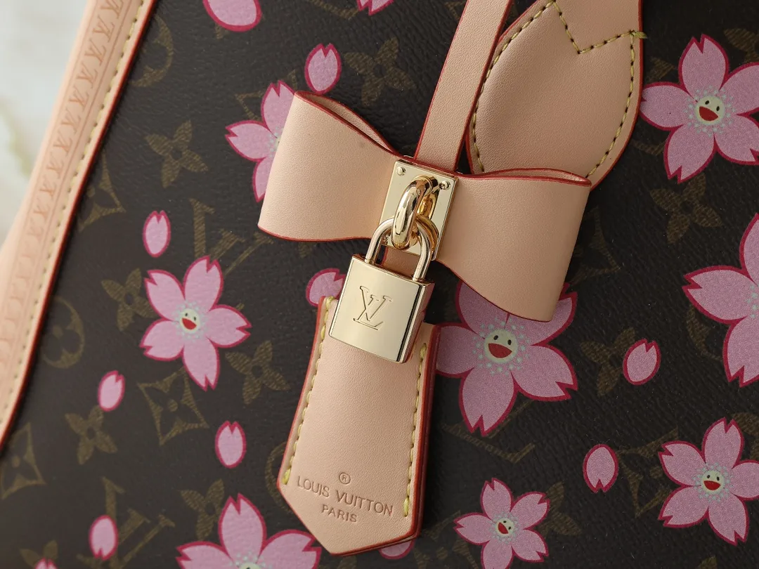 💰320💰Upgraded from the original M13079 M45495 M44571, the Louis Vuitton x Murakami reissue series interprets the OnTheGo medium handbag in a smart way. The colorful Monogram canvas body, cowhide leather trim and LV x TM key bag highlight the sophisticated style. The shiny corners recall the design of traditional Louis Vuitton luggage, and the shoulder strap and top handle allow for multiple carrying methods. Dimensions: 35.0 x 27.0 x 14.0 cm (length x height x width)