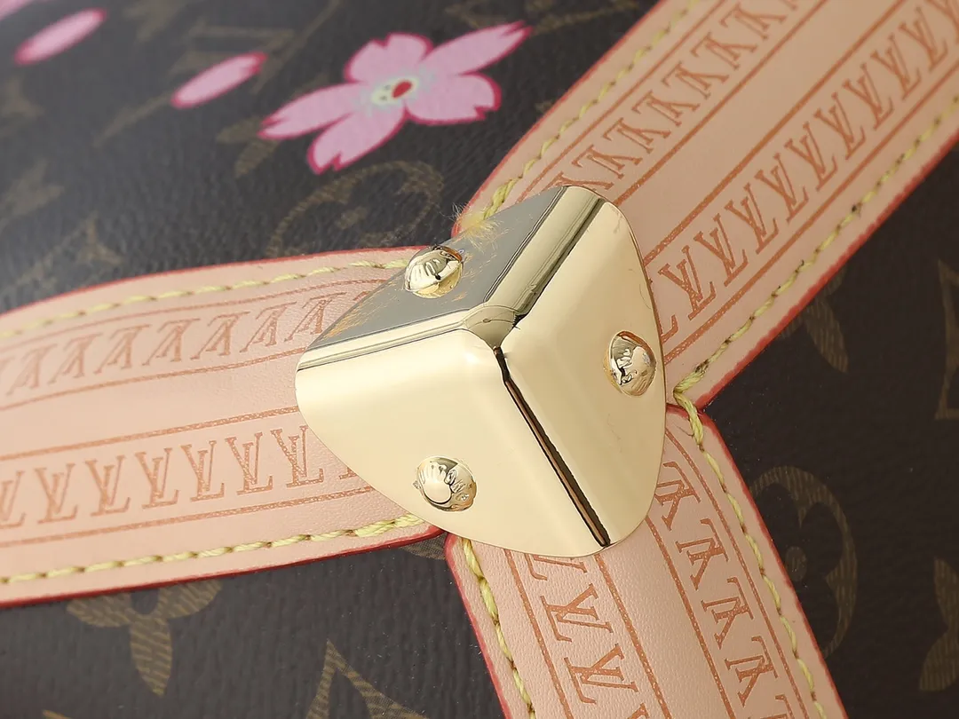 💰320💰Upgraded from the original M13079 M45495 M44571, the Louis Vuitton x Murakami reissue series interprets the OnTheGo medium handbag in a smart way. The colorful Monogram canvas body, cowhide leather trim and LV x TM key bag highlight the sophisticated style. The shiny corners recall the design of traditional Louis Vuitton luggage, and the shoulder strap and top handle allow for multiple carrying methods. Dimensions: 35.0 x 27.0 x 14.0 cm (length x height x width)