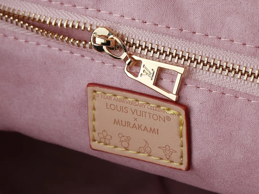 💰320💰Upgraded from the original M13079 M45495 M44571, the Louis Vuitton x Murakami reissue series interprets the OnTheGo medium handbag in a smart way. The colorful Monogram canvas body, cowhide leather trim and LV x TM key bag highlight the sophisticated style. The shiny corners recall the design of traditional Louis Vuitton luggage, and the shoulder strap and top handle allow for multiple carrying methods. Dimensions: 35.0 x 27.0 x 14.0 cm (length x height x width)