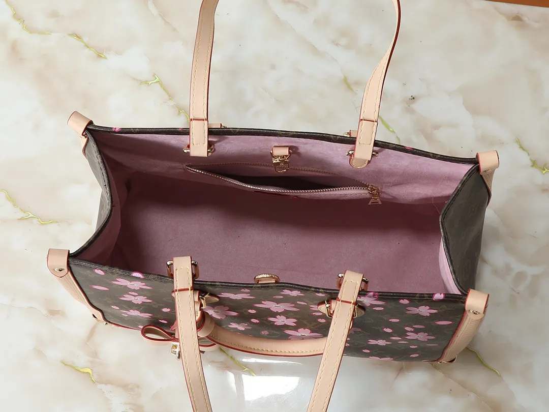 💰320💰Upgraded from the original M13079 M45495 M44571, the Louis Vuitton x Murakami reissue series interprets the OnTheGo medium handbag in a smart way. The colorful Monogram canvas body, cowhide leather trim and LV x TM key bag highlight the sophisticated style. The shiny corners recall the design of traditional Louis Vuitton luggage, and the shoulder strap and top handle allow for multiple carrying methods. Dimensions: 35.0 x 27.0 x 14.0 cm (length x height x width)