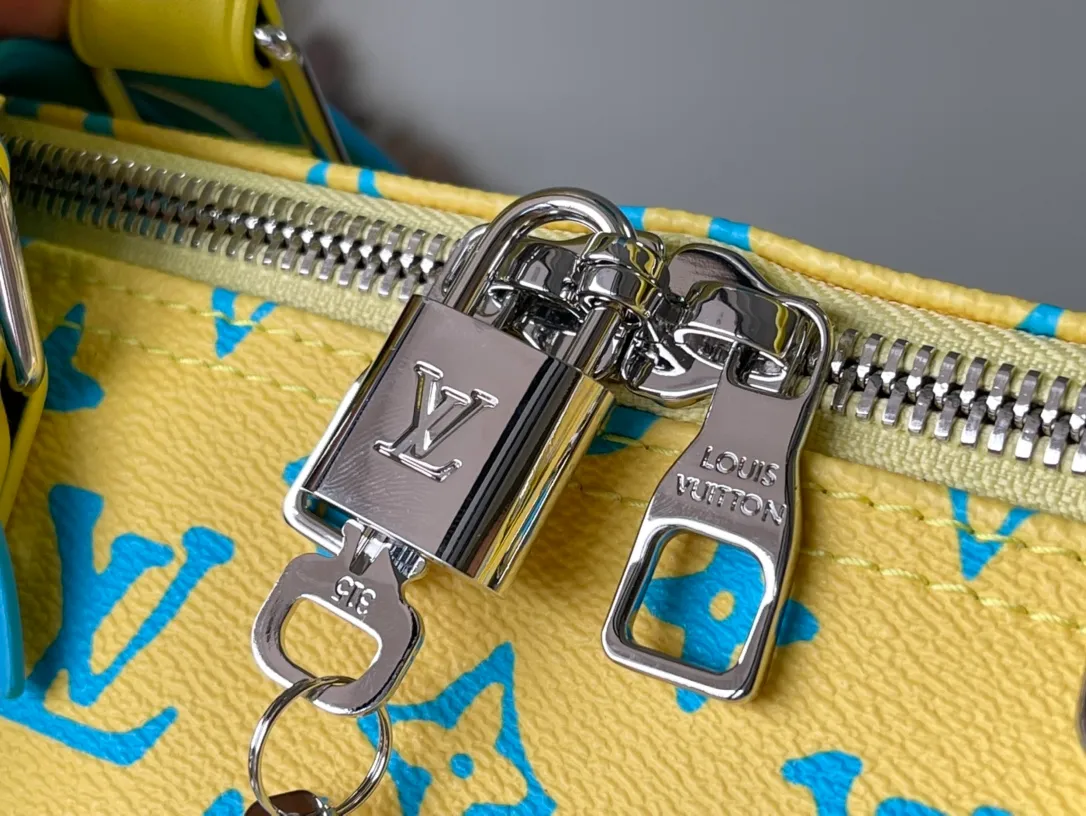 💰1560 (top layer leather) top original order M21869 This Keepall Bandouliore50 travel bag is made of Monogram Playground canvas, with a Monogram pattern that resembles clay sculptures carved in bright colors. Reinforced corners, name tags, and key cases are all made of leather, contrasting with the colors of Monogram flowers and letters. Dimensions: 50 × 29 × 23 am