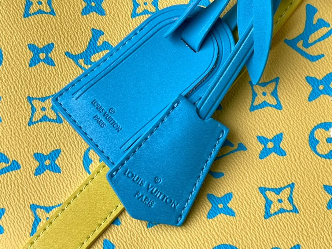 💰1560 (top layer leather) top original order M21869 This Keepall Bandouliore50 travel bag is made of Monogram Playground canvas, with a Monogram pattern that resembles clay sculptures carved in bright colors. Reinforced corners, name tags, and key cases are all made of leather, contrasting with the colors of Monogram flowers and letters. Dimensions: 50 × 29 × 23 am