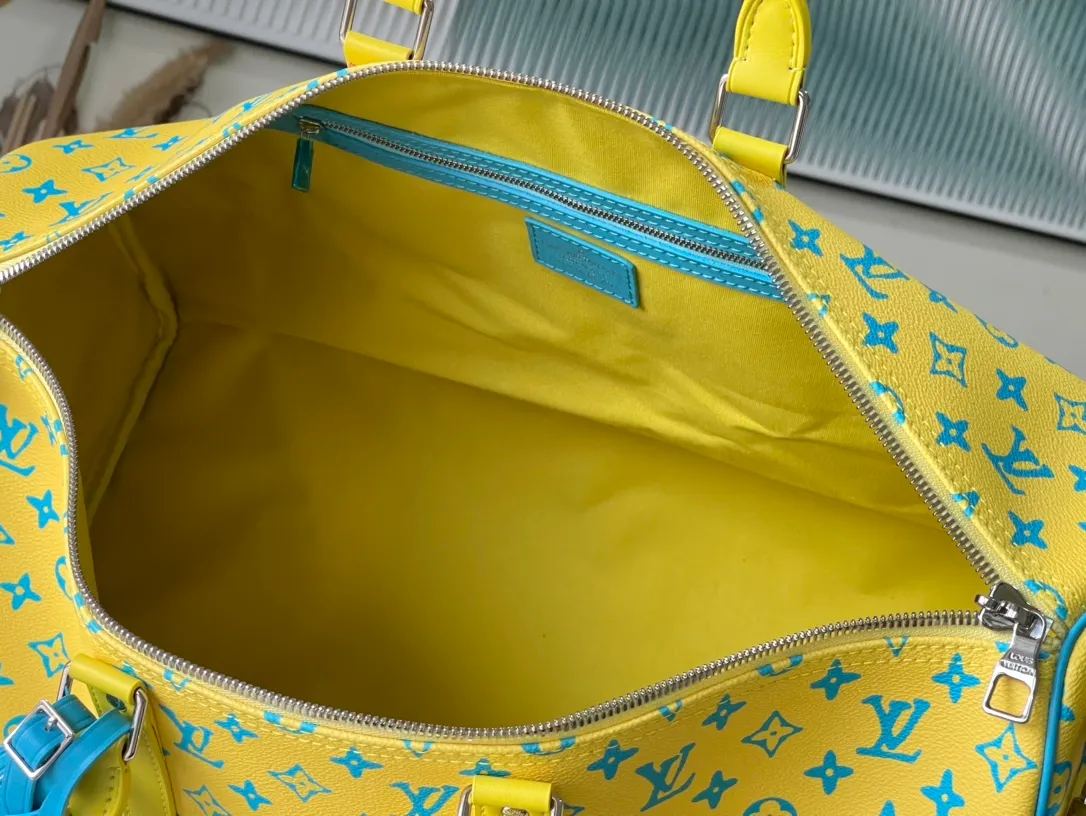 💰1560 (top layer leather) top original order M21869 This Keepall Bandouliore50 travel bag is made of Monogram Playground canvas, with a Monogram pattern that resembles clay sculptures carved in bright colors. Reinforced corners, name tags, and key cases are all made of leather, contrasting with the colors of Monogram flowers and letters. Dimensions: 50 × 29 × 23 am