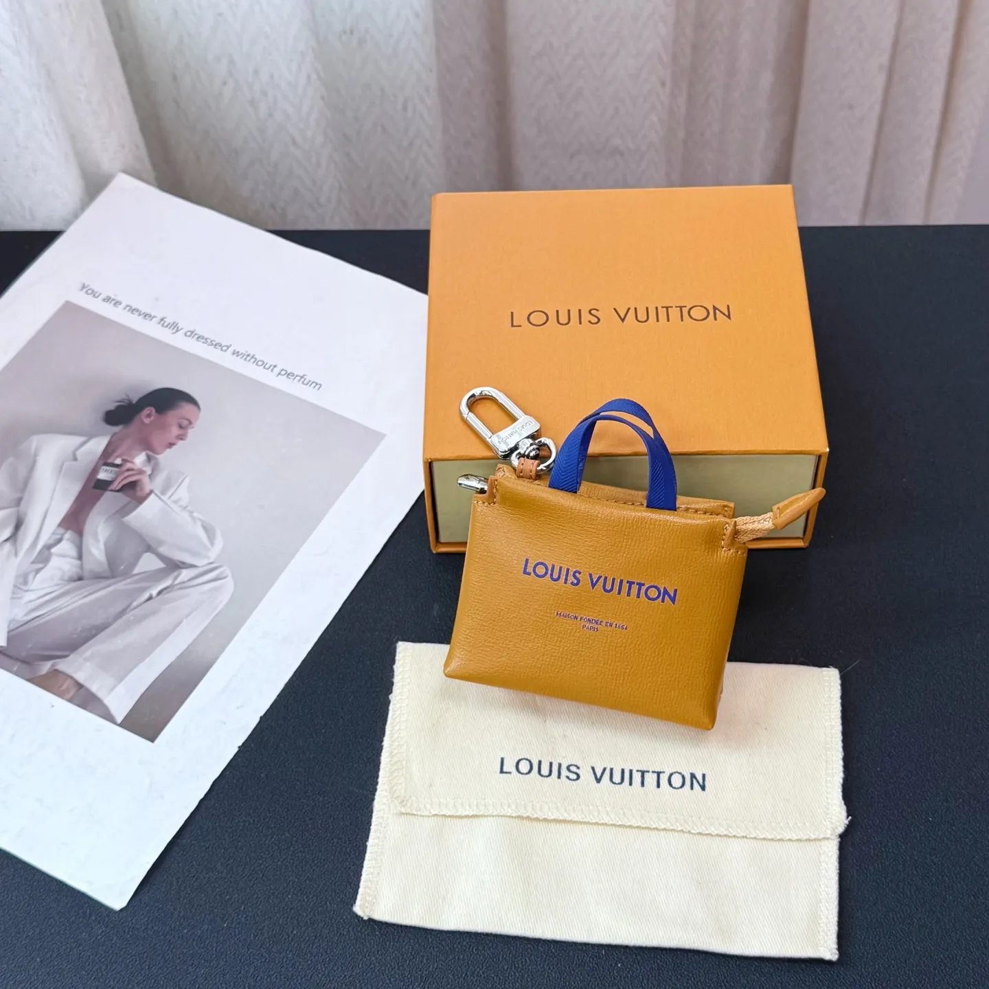 💰580 Top-quality original mini shopping bag pendant M02699 ☀️Louis Vuitton LV MINI SHOPPER bag ornaments keychain pendant ☀️ LV Mini Shopper bag ornaments use unique and creative interpretation of classic elements to pay tribute to the brand's iconic handbag design. The bright leather features contrasting text, and the perfect size can accommodate small items such as wireless headphones or credit cards.