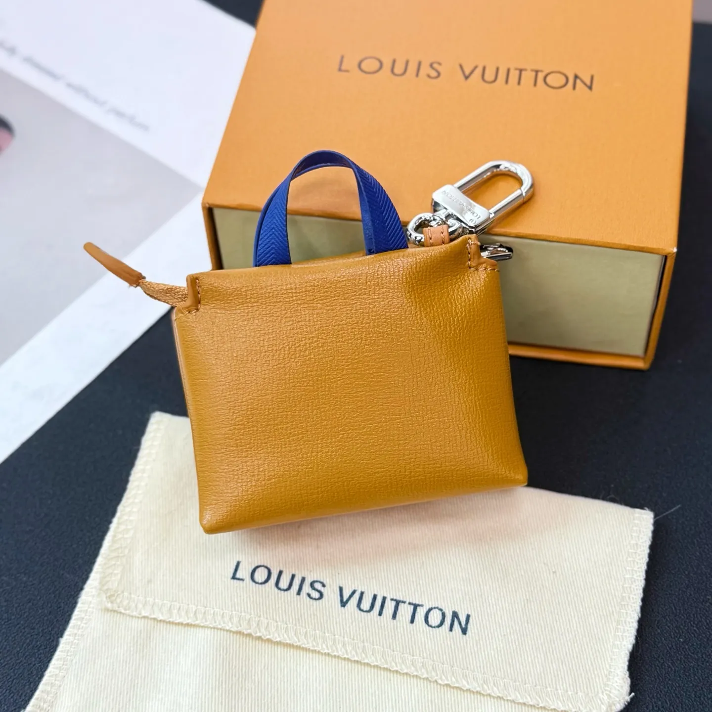 💰580 Top-quality original mini shopping bag pendant M02699 ☀️Louis Vuitton LV MINI SHOPPER bag ornaments keychain pendant ☀️ LV Mini Shopper bag ornaments use unique and creative interpretation of classic elements to pay tribute to the brand's iconic handbag design. The bright leather features contrasting text, and the perfect size can accommodate small items such as wireless headphones or credit cards.