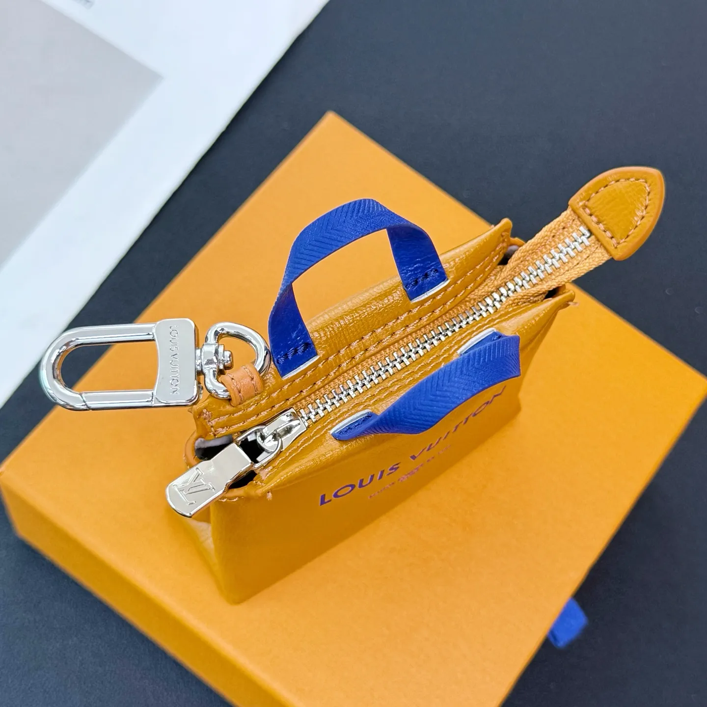 💰580 Top-quality original mini shopping bag pendant M02699 ☀️Louis Vuitton LV MINI SHOPPER bag ornaments keychain pendant ☀️ LV Mini Shopper bag ornaments use unique and creative interpretation of classic elements to pay tribute to the brand's iconic handbag design. The bright leather features contrasting text, and the perfect size can accommodate small items such as wireless headphones or credit cards.