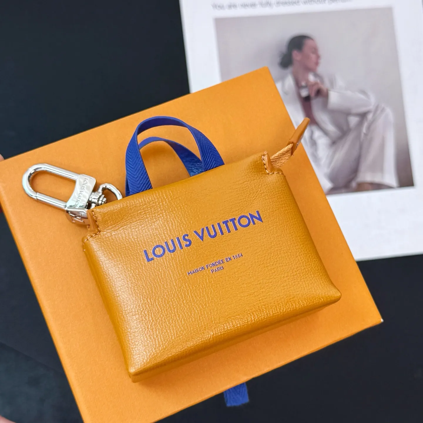 💰580 Top-quality original mini shopping bag pendant M02699 ☀️Louis Vuitton LV MINI SHOPPER bag ornaments keychain pendant ☀️ LV Mini Shopper bag ornaments use unique and creative interpretation of classic elements to pay tribute to the brand's iconic handbag design. The bright leather features contrasting text, and the perfect size can accommodate small items such as wireless headphones or credit cards.