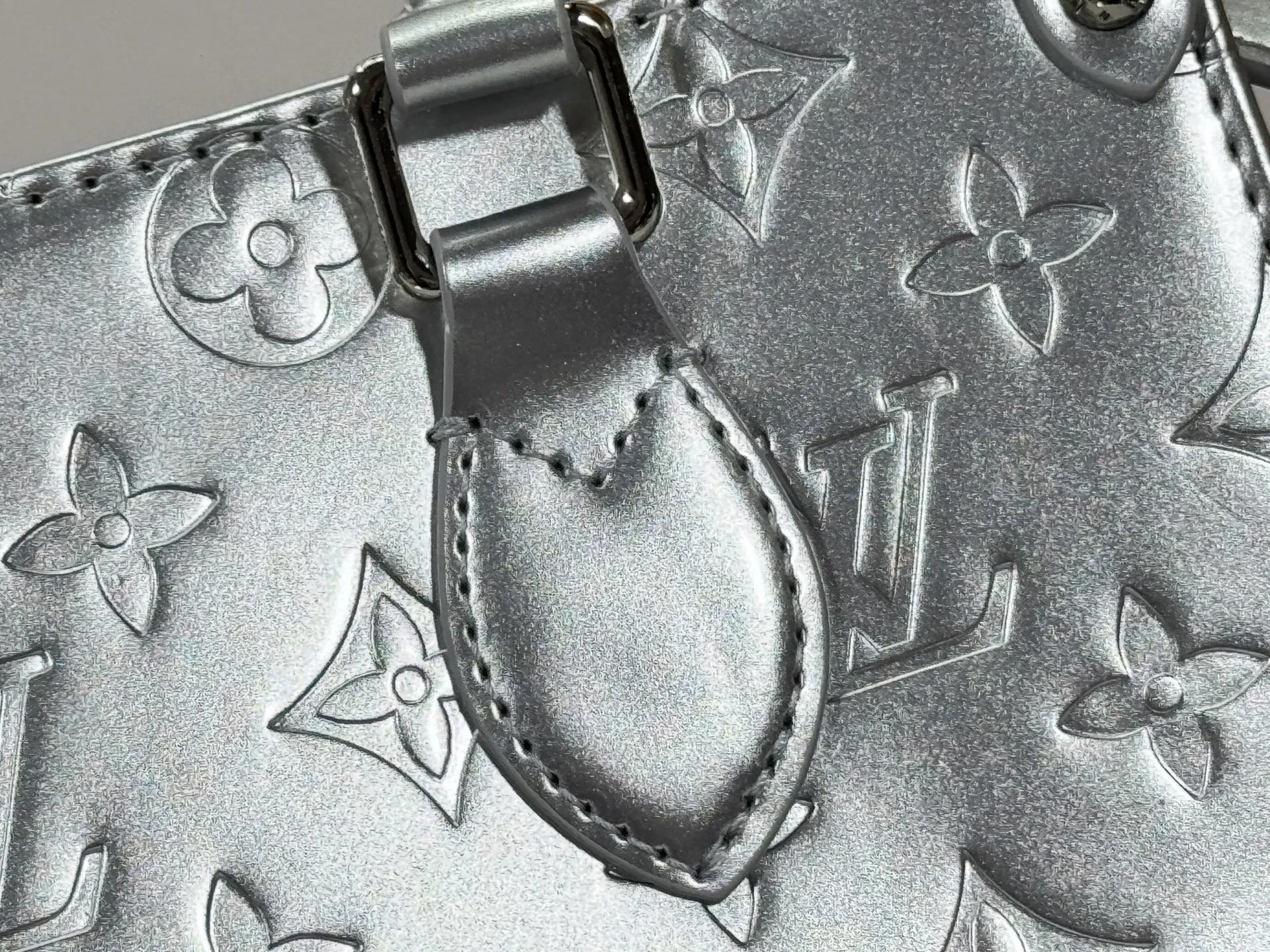 P220 upgraded original M26373 M45659 M44571 This OnTheGo small handbag joins the LV Ski series in the Monogram Miroir version. Laminated canvas ensures durability. Silver hues and tonal hardware create a gleaming look. Built-in pockets can store daily necessities such as small books. Dimensions: 25 x 19 x 11.5 (cm) ((length x height x width)