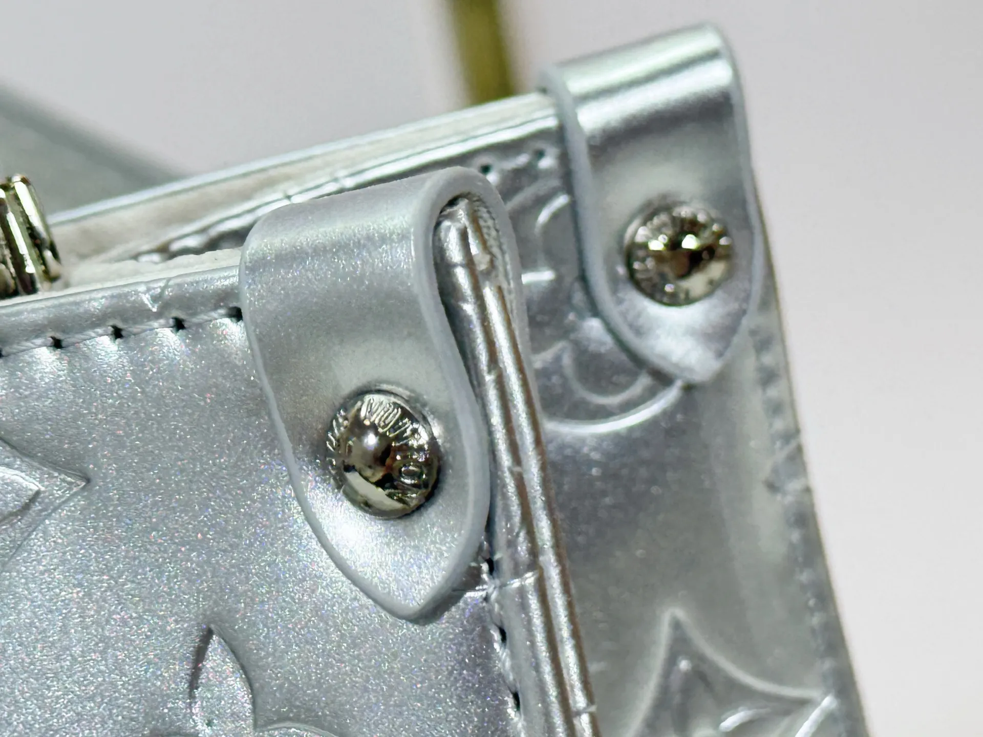 P220 upgraded original M26373 M45659 M44571 This OnTheGo small handbag joins the LV Ski series in the Monogram Miroir version. Laminated canvas ensures durability. Silver hues and tonal hardware create a gleaming look. Built-in pockets can store daily necessities such as small books. Dimensions: 25 x 19 x 11.5 (cm) ((length x height x width)