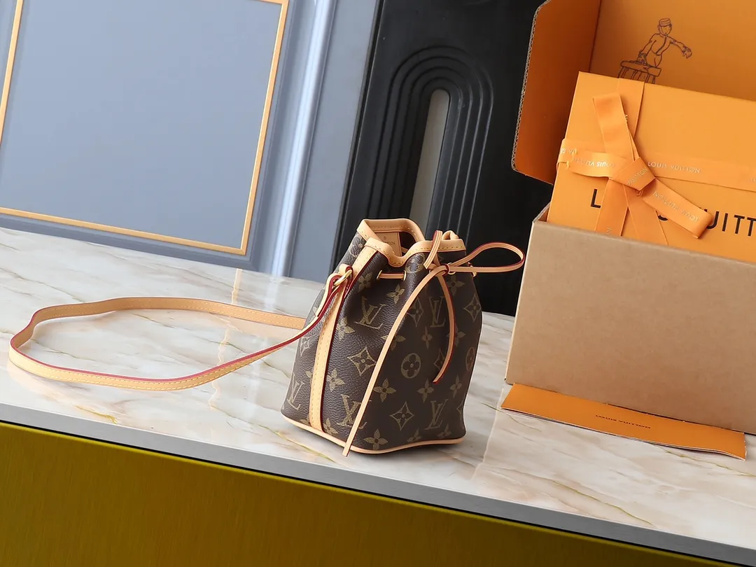 💰160💰Upgraded original M41346 Nano Noé handbag made of classic Monogram canvas exudes the ultimate femininity and is ideal for carrying daily necessities. A mini version of the original Noé bag, this bag is exquisitely stitched and extremely lightweight, easily holding your smartphone, credit cards and keys. Dimensions: 13 x 16 x 10 cm