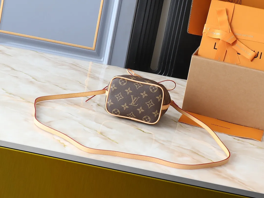 💰160💰Upgraded original M41346 Nano Noé handbag made of classic Monogram canvas exudes the ultimate femininity and is ideal for carrying daily necessities. A mini version of the original Noé bag, this bag is exquisitely stitched and extremely lightweight, easily holding your smartphone, credit cards and keys. Dimensions: 13 x 16 x 10 cm