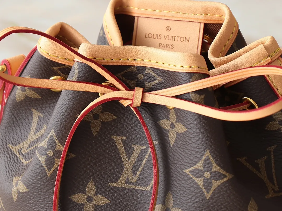 💰160💰Upgraded original M41346 Nano Noé handbag made of classic Monogram canvas exudes the ultimate femininity and is ideal for carrying daily necessities. A mini version of the original Noé bag, this bag is exquisitely stitched and extremely lightweight, easily holding your smartphone, credit cards and keys. Dimensions: 13 x 16 x 10 cm