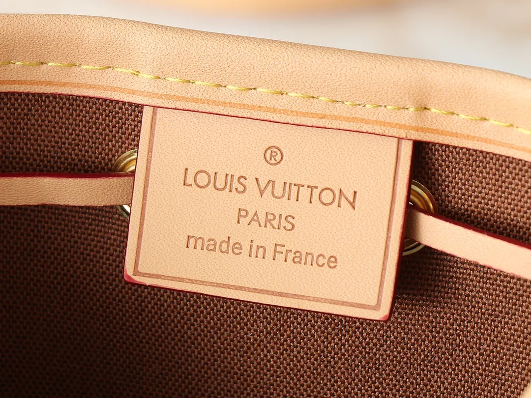 💰160💰Upgraded original M41346 Nano Noé handbag made of classic Monogram canvas exudes the ultimate femininity and is ideal for carrying daily necessities. A mini version of the original Noé bag, this bag is exquisitely stitched and extremely lightweight, easily holding your smartphone, credit cards and keys. Dimensions: 13 x 16 x 10 cm