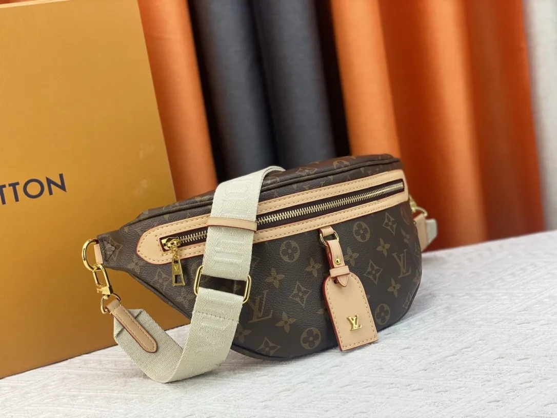 P200 New waist bag Guangzhou product M46784 M43644 BUMBAG The waist bag is made of classic Monogram canvas and decorated with "Louis Vuitton Paris" leather patch. This waist bag can add a pure fashionable and casual temperament to the sports look. It can be used as a waist bag, or can be worn on one shoulder or across the body, making it more fashionable. size 37x 14x 13cm